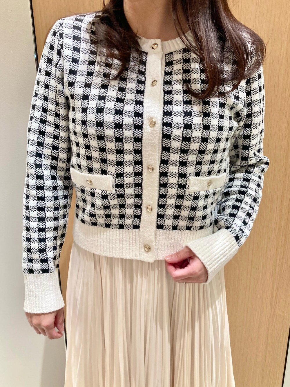 「アナイ(ANAYI)、ニット、春服、ギンガムチェック、コート、モッズコート、カーキ、ホワイト、カーディガン、スカート、大人カジュアル、フェミニン、大人可愛い、おでかけコーデ、休日スタイル」｜「ANAYIのギンガムブークレ カーディガン（カーディガン/ボレロ、ホワイト系）」を使った、Hasebe.tさん（レディース・154cm）の春コーディネートの8枚目の写真