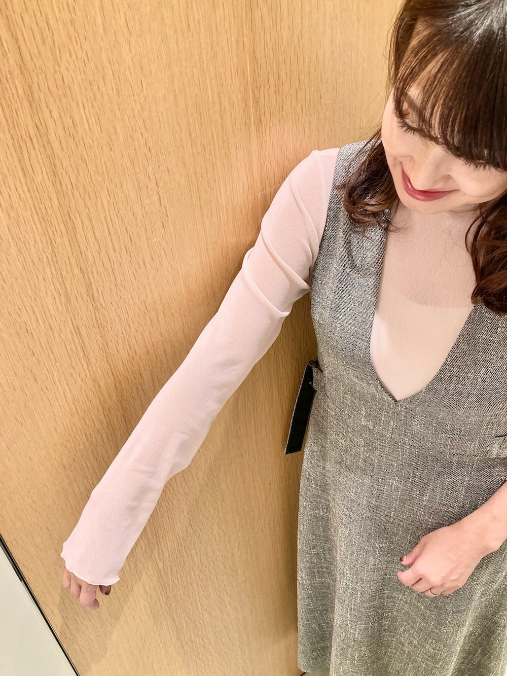 グレー系のワンピース、ピンク系のTシャツ/カットソー、ピンク系のハンドバッグを着用したレディースの秋コーディネートの5枚目の写真