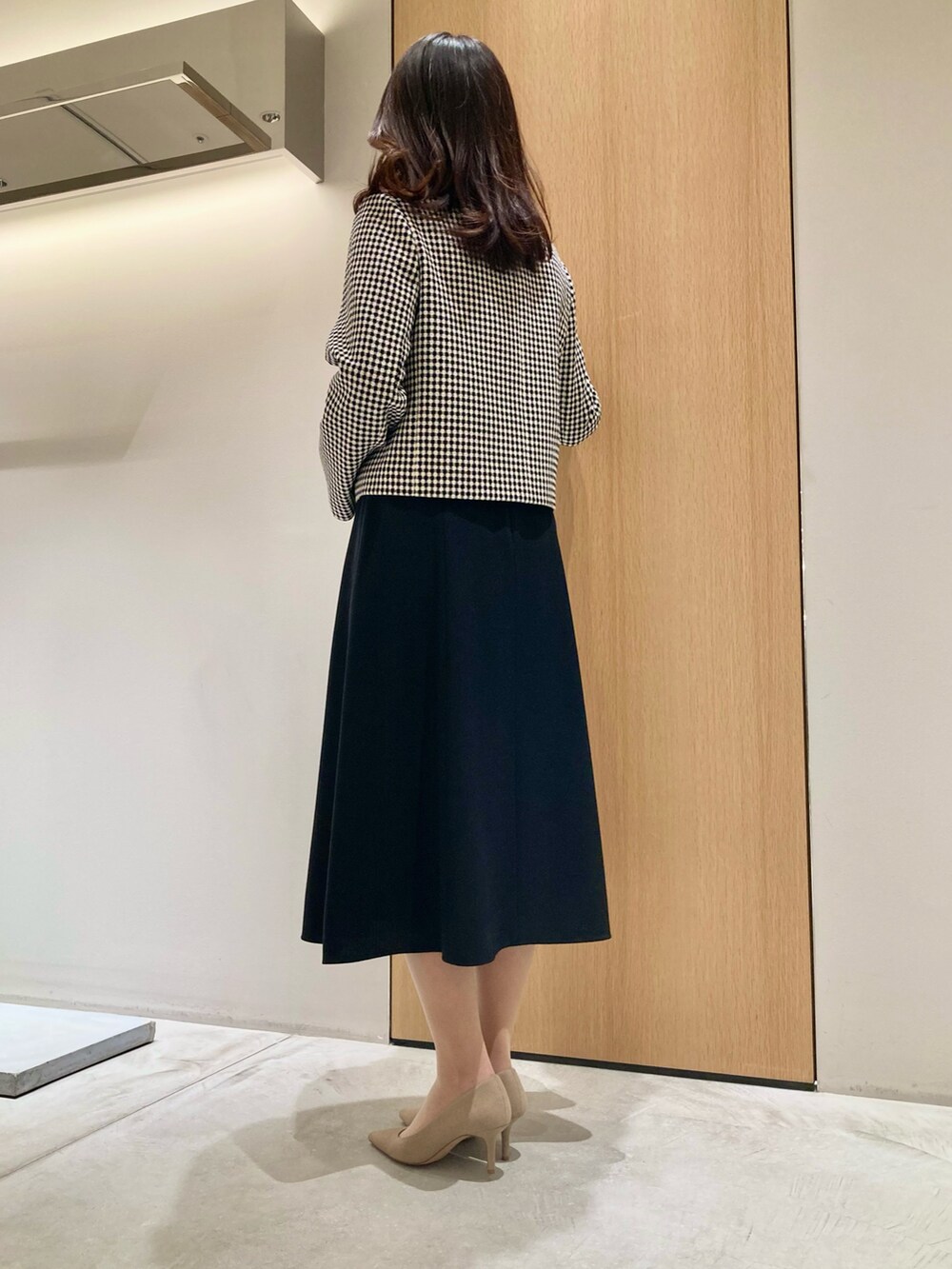 「アナイ(ANAYI)、ジャケット、春コーデ、大人かわいい、大人ファッション、春服コーデ、おでかけコーデ、モノトーンコーデ、低身長女子、きれいめコーディネート、スカート、キレイめ、ブラック、オトナ女子、オトナカワイイ」｜「ANAYIの【セットアップ対応商品ドビーツイードクルー ジャケット（ノーカラージャケット、ブラック系）」を使った、Hasebe.tさん（レディース・154cm）の春コーディネートの3枚目の写真