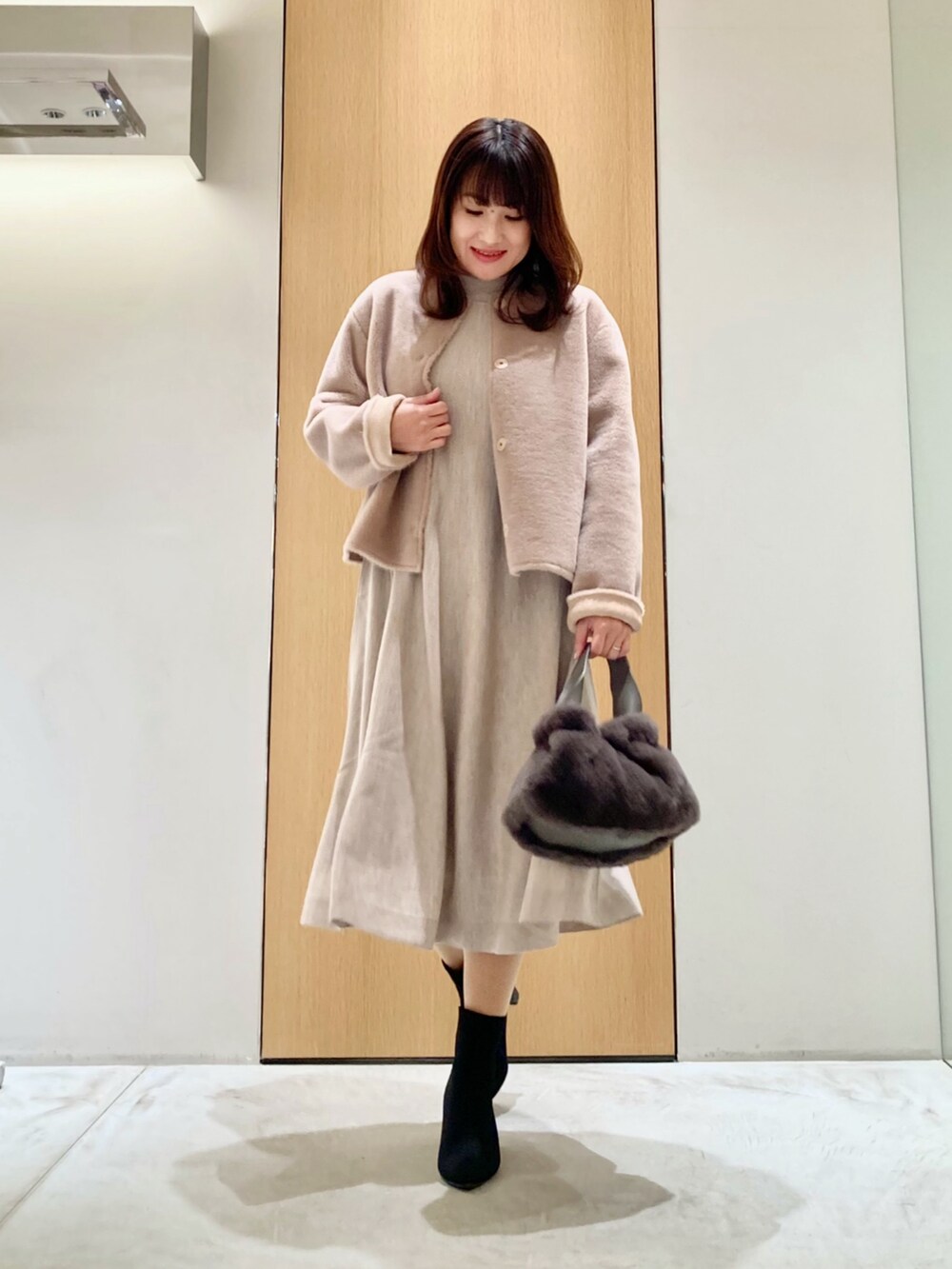 「アナイ(ANAYI)、冬アウター、淡色コーデ、大人コーデ、オトナカジュアル、大人可愛い、きれいめコーディネート、低身長コーデ、ワンピース、ムートン、ベージュ、おでかけコーデ、コート、オトナ女子、オトナカワイイ」｜「ANAYIのウールフェイクムートンクルーコート（テーラードジャケット、ホワイト系）」を使った、Hasebe.tさん（レディース・154cm）の冬コーディネートの2枚目の写真