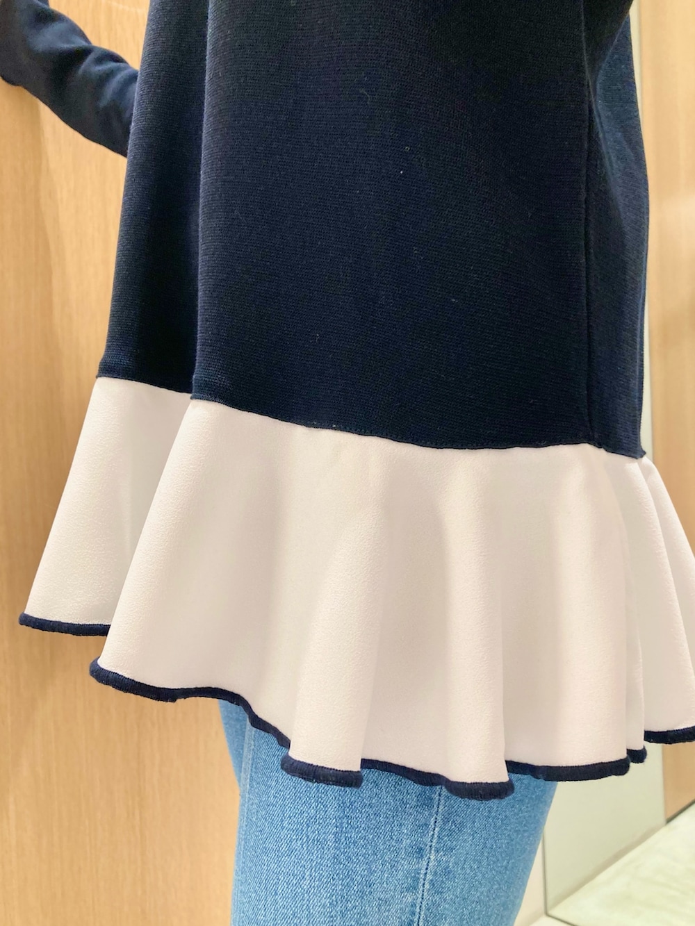 「アナイ(ANAYI)、春のNewスタイル、ピンク、春服コーデ、リラックススタイル、お出かけコーデ、楽チンコーデ、カジュアルコーデ、デニム、ネイビー、バッグ、低身長、大人女子、大人カジュアル、シンプルコーデ」｜「ANAYIのフラワーパールコンビイヤリング（イヤリング、ゴールド系）」を使った、Hasebe.tさん（レディース・154cm）の春コーディネートの8枚目の写真