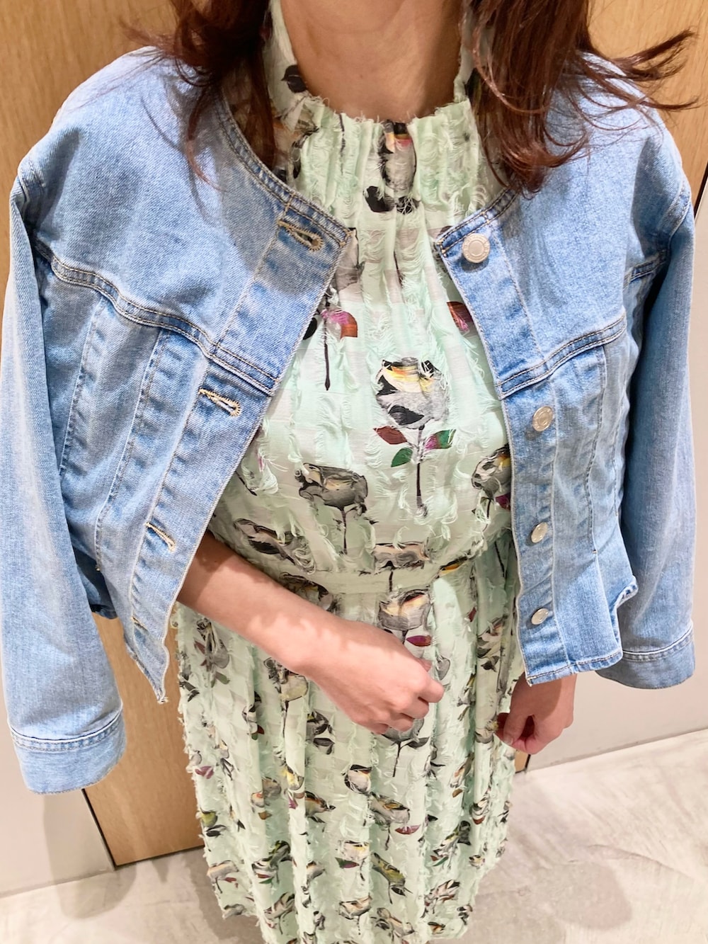 「アナイ(ANAYI)、ジャケット、春コーデ、オトナカジュアル、大人かわいい、大人ファッション、春服コーデ、おでかけコーデ、低身長女子、春色、きれいめコーディネート、ワンピーススタイル、ワンピース、デニム」｜「ANAYIのストレッチデニムノーカラー ジャケット（ノーカラージャケット、ブルー系）」を使った、Hasebe.tさん（レディース・154cm）の春コーディネートの3枚目の写真