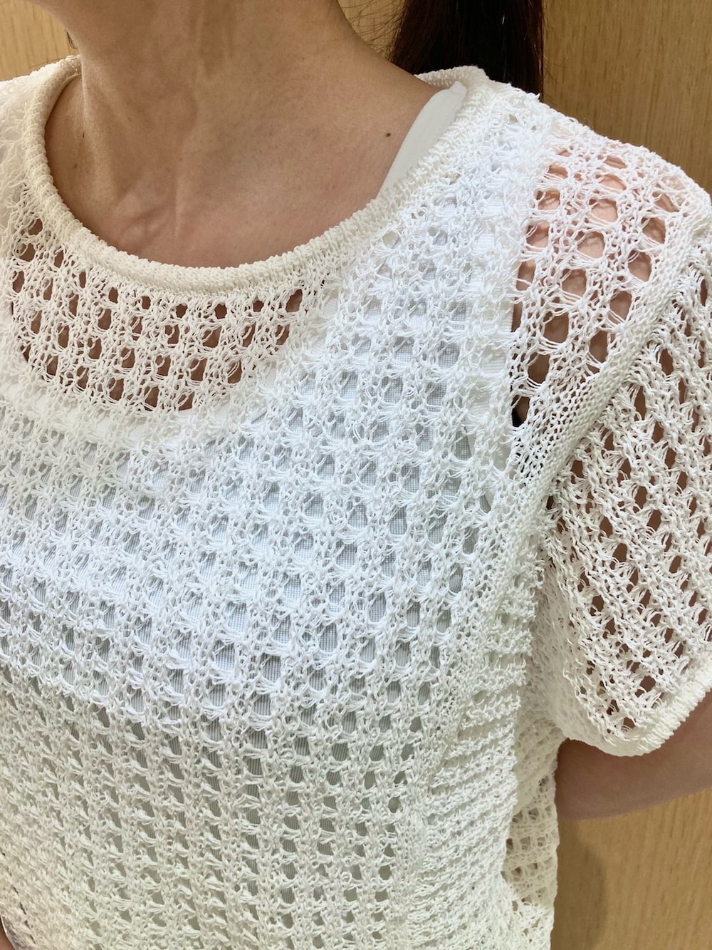 ホワイト系のニット/セーター、ホワイト系のタンクトップ、ベージュ系のその他パンツを着用したレディースの夏コーディネートの6枚目の写真