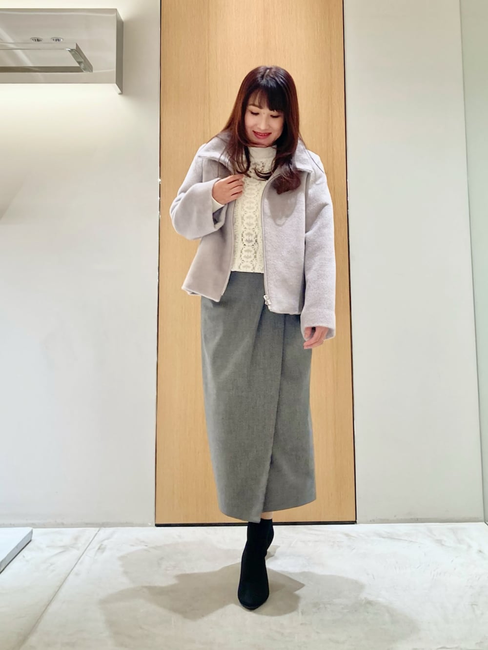 「アナイ(ANAYI)、ニット、冬コーデ、きれいめカジュアル、オトナカワイイ、お出かけコーデ、大人かわいい、あったかコーデ、コート、ファー、スカート、ホワイト、低身長、オトナカジュアル、レース」｜「ANAYIのレースドッキングケーブルプルオーバー（ニット/セーター、ホワイト系）」を使った、Hasebe.tさん（レディース・154cm）の冬コーディネートの3枚目の写真