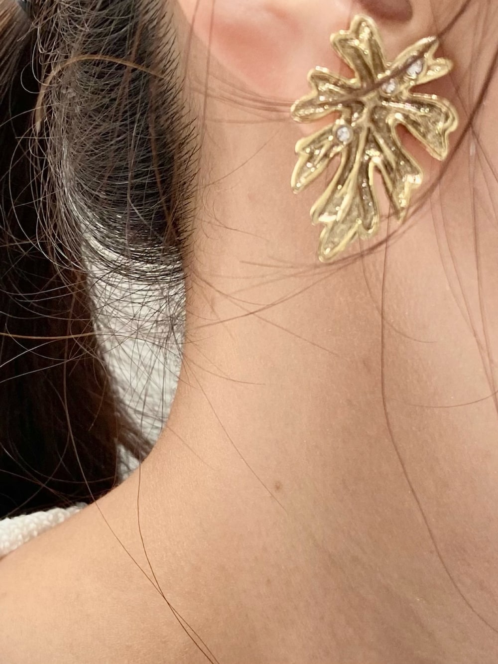 ホワイト系のニット/セーター、ホワイト系のタンクトップ、ベージュ系のその他パンツを着用したレディースの夏コーディネートの9枚目の写真