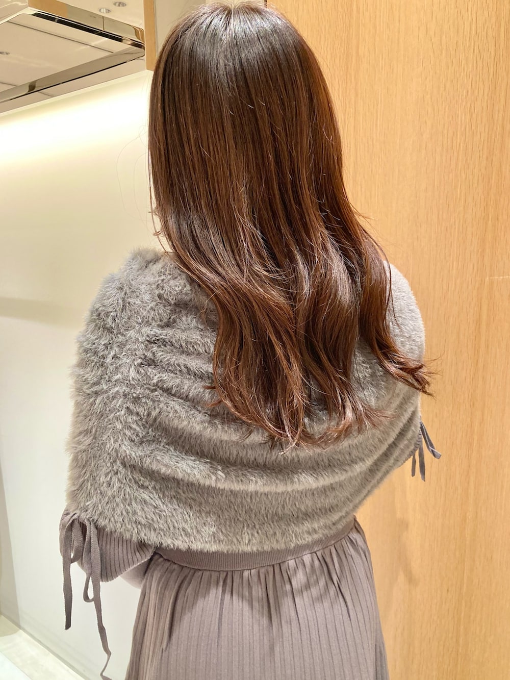 グレー系のワンピース、レッド系のハンドバッグを着用したレディースの秋コーディネートの7枚目の写真