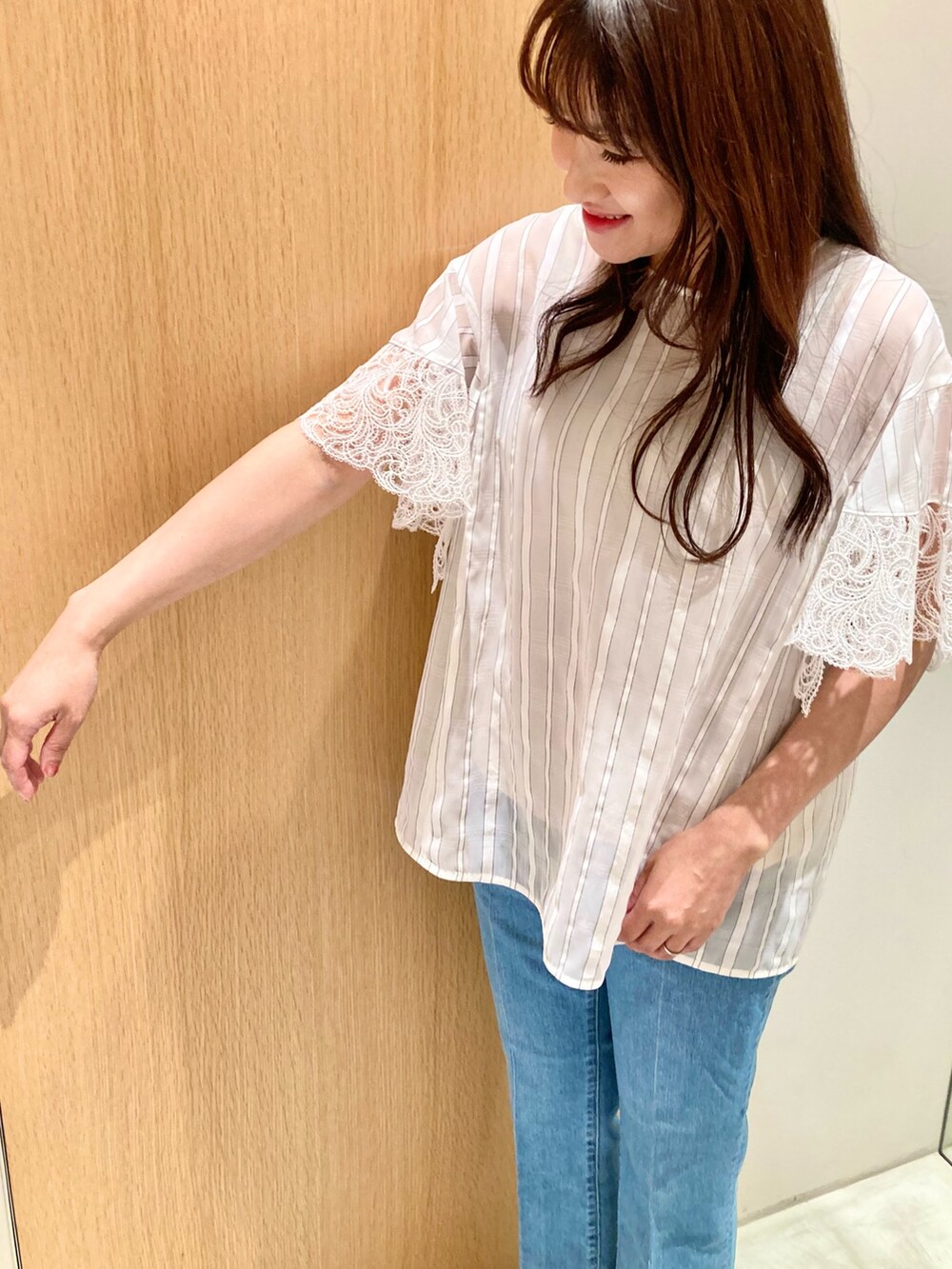 ホワイト系のシャツ/ブラウス、ブルー系のデニムパンツ、ゴールド系のイヤリングを着用したレディースの夏コーディネートの6枚目の写真