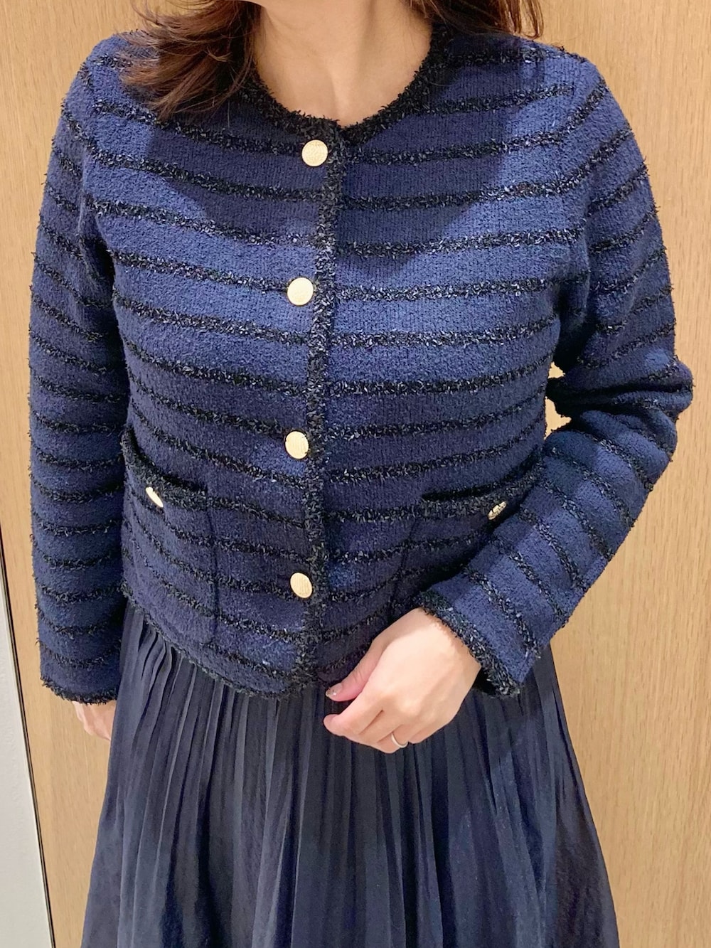 「アナイ(ANAYI)、春、おでかけコーデ、キレイめカジュアル、カーディガン、ジャケット、ツィード、ネイビー、オケージョン、お出かけコーデ、卒業式、入学式、フェミニン、低身長」｜「ANAYIのペーパーシャギーモール ジャケット カーディガン（カーディガン/ボレロ、ブルー系）」を使った、Hasebe.tさん（レディース・154cm）の春コーディネートの4枚目の写真