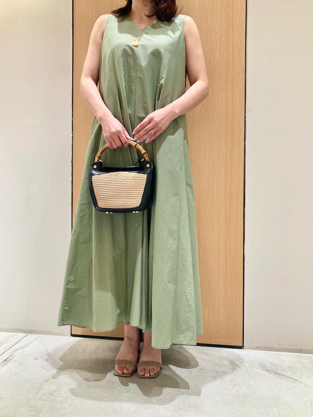 「アナイ(ANAYI)、大人カジュアル、ワンピース、きれいめカジュアル、休日スタイル、お出かけコーデ、低身長コーデ、大人カジュアルコーデ、休日、おでかけコーデ、大人可愛い、カーキ、リラックススタイル、リゾートスタイル、夏コーデ」｜「ANAYIのスクエアワントップネックレス（ネックレス、ベージュ系）」を使った、Hasebe.tさん（レディース・154cm）の春コーディネートの3枚目の写真