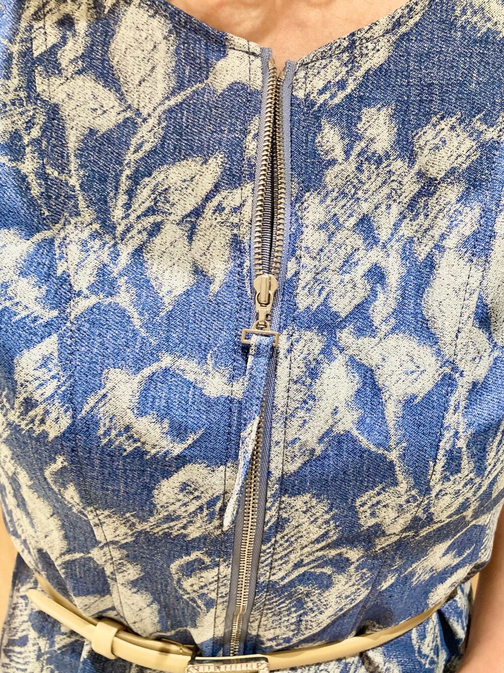 「アナイ(ANAYI)、シャツスタイル、シアートップス、春服コーデ、大人可愛い、大人コーデ、大人カジュアルコーデ、大人かわいい、春カラー、春先取り、オトナカワイイ、ワンピース、デニム、ジャガード、ブルー」｜「ANAYIのハードオーガンジーノーカラーブルゾン（その他アウター、ベージュ系）」を使った、Hasebe.tさん（レディース・154cm）の春コーディネートの5枚目の写真