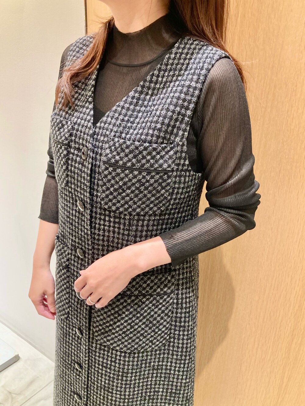 ブラック系のニット/セーター、ブラック系のワンピースを着用したレディースの秋コーディネートの6枚目の写真