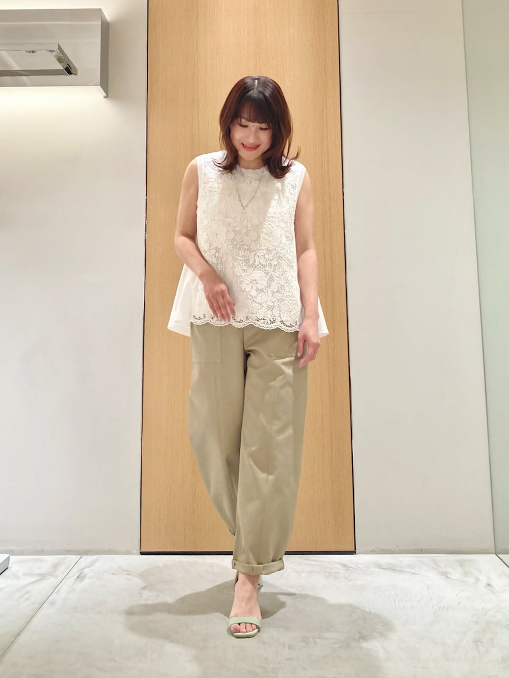「アナイ(ANAYI)、きれいめカジュアル、休日スタイル、シアートップス、お出かけコーデ、低身長コーデ、夏コーデ、カジュアルスタイル、キレイめカジュアル、低身長女子、大人かわいい、キレイめ、パンツ、レース、オトナカジュアル」｜「ANAYIのケミカルレースフレアブラウス（シャツ/ブラウス、ホワイト系）」を使った、Hasebe.tさん（レディース・154cm）の春コーディネートの2枚目の写真