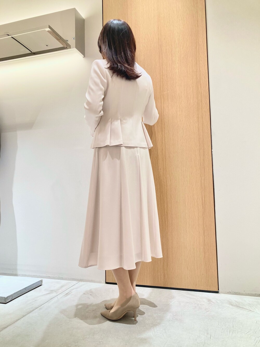 「アナイ(ANAYI)、セットアップ、オトナ女子、キレイめ、ジャケット、ワンピース、アイボリー、オケージョン、結婚式、お仕事コーデ、低身長、入学式、卒業式、きちんとスタイル、フェミニン」｜「ANAYIの【Eternal Line 2025】トリアセサテンタックペプラム ジャケット（その他アウター、ホワイト系）」を使った、Hasebe.tさん（レディース・154cm）の冬コーディネートの3枚目の写真