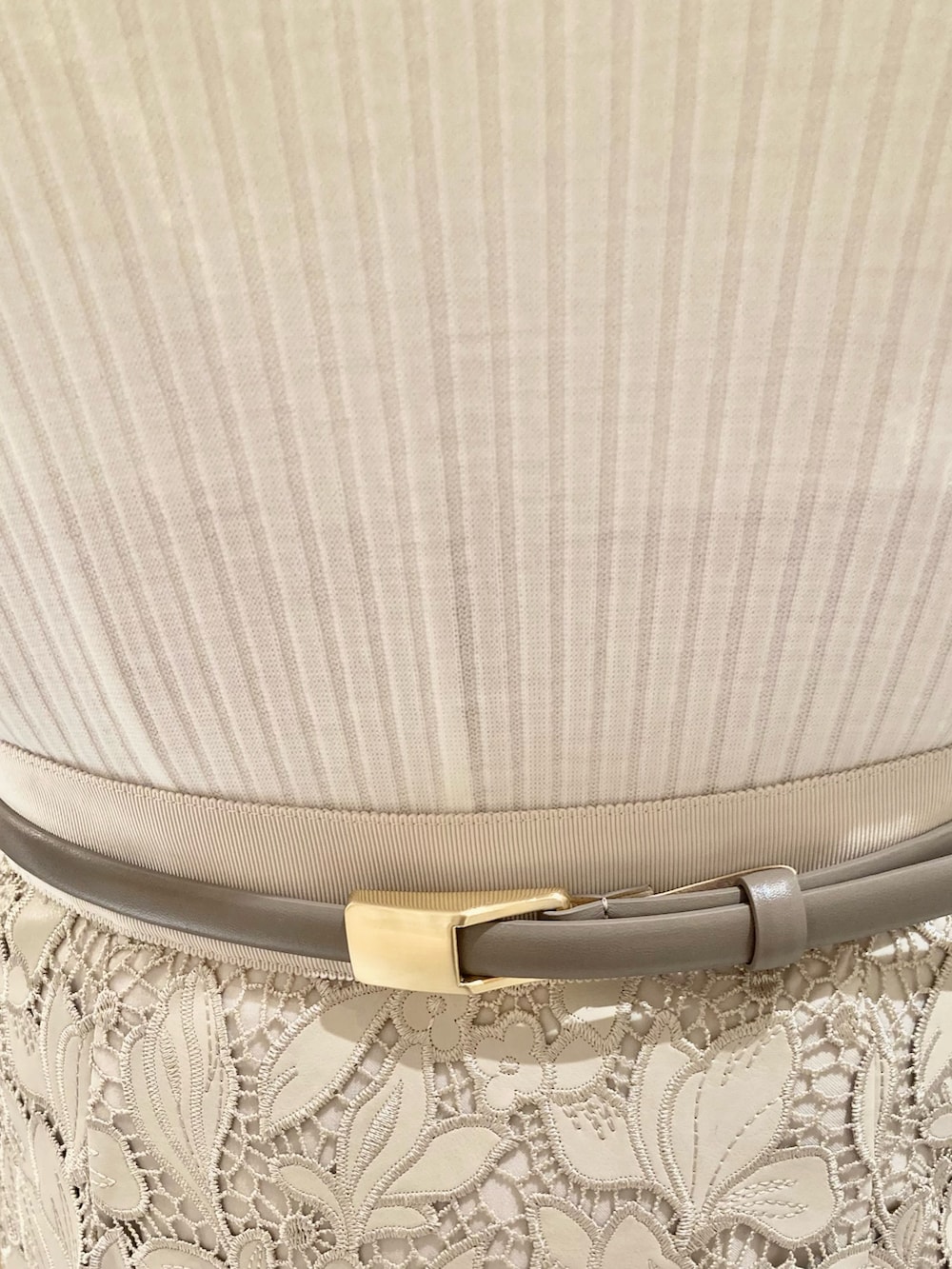 ベージュ系のブルゾン、ホワイト系のニット/セーター、ベージュ系のスカートを着用したレディースの秋コーディネートの7枚目の写真