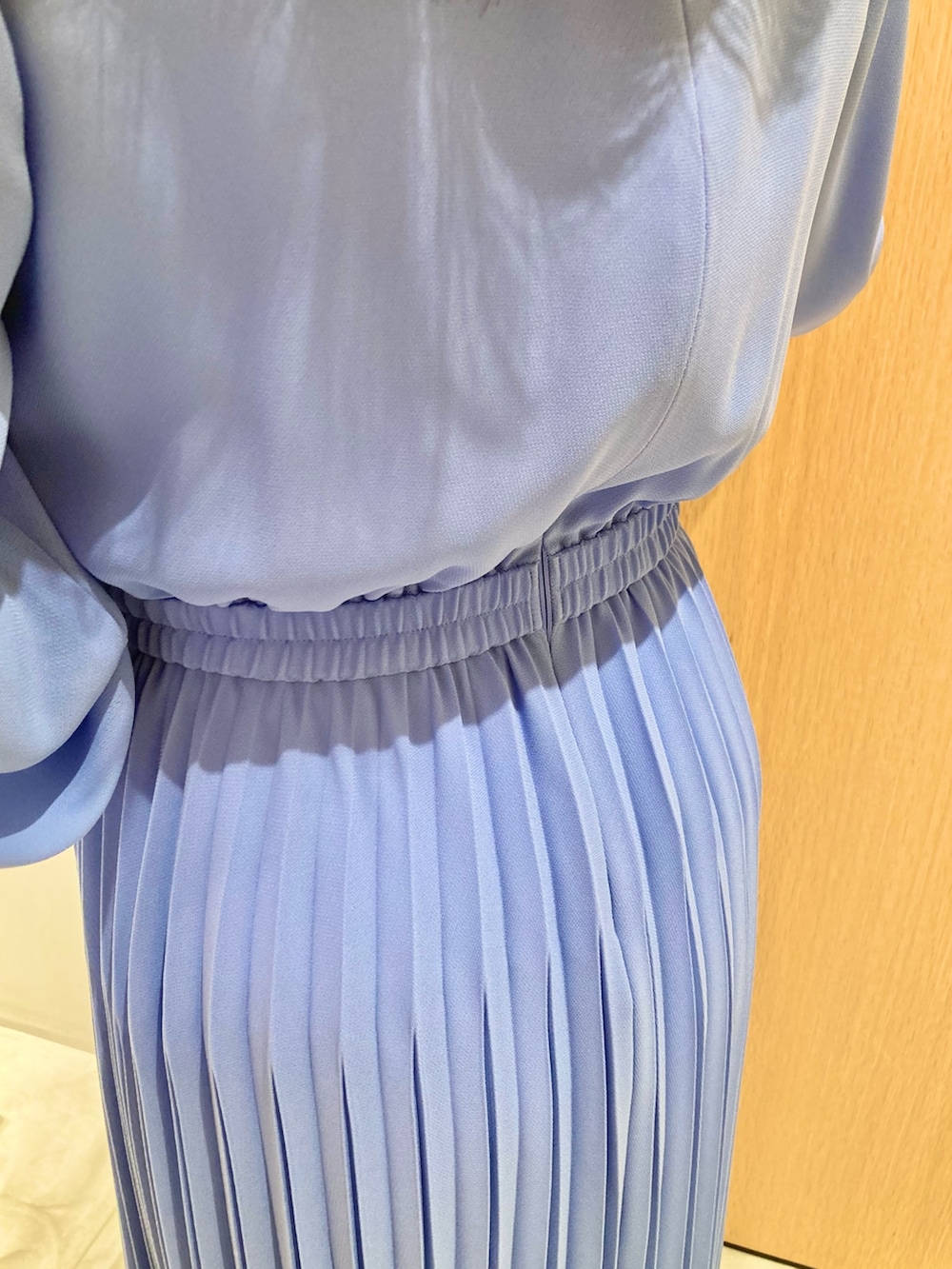 「アナイ(ANAYI)、お出かけコーデ、ワンピース、クリスマスに着たい服、オトナ女子、ブルー、オケージョン、パーティースタイル、大人コーデ、大人かわいい、フェミニン、プリーツ、低身長、食事会」｜「ANAYIの【Eternal Line 2025】シアードビープリーツ ワンピース（ワンピース、ブルー系）」を使った、Hasebe.tさん（レディース・154cm）の冬コーディネートの4枚目の写真