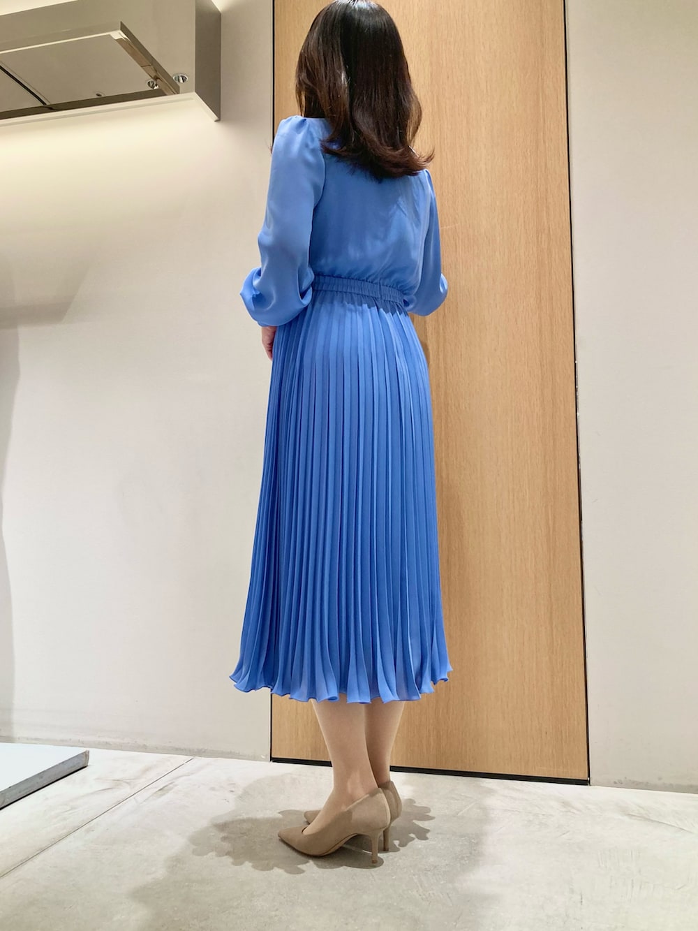 「アナイ(ANAYI)、お出かけコーデ、ワンピース、クリスマスに着たい服、オトナ女子、ブルー、オケージョン、パーティースタイル、大人コーデ、大人かわいい、フェミニン、プリーツ、低身長、食事会」｜「ANAYIの【Eternal Line 2025】シアードビープリーツ ワンピース（ワンピース、ブルー系）」を使った、Hasebe.tさん（レディース・154cm）の冬コーディネートの3枚目の写真