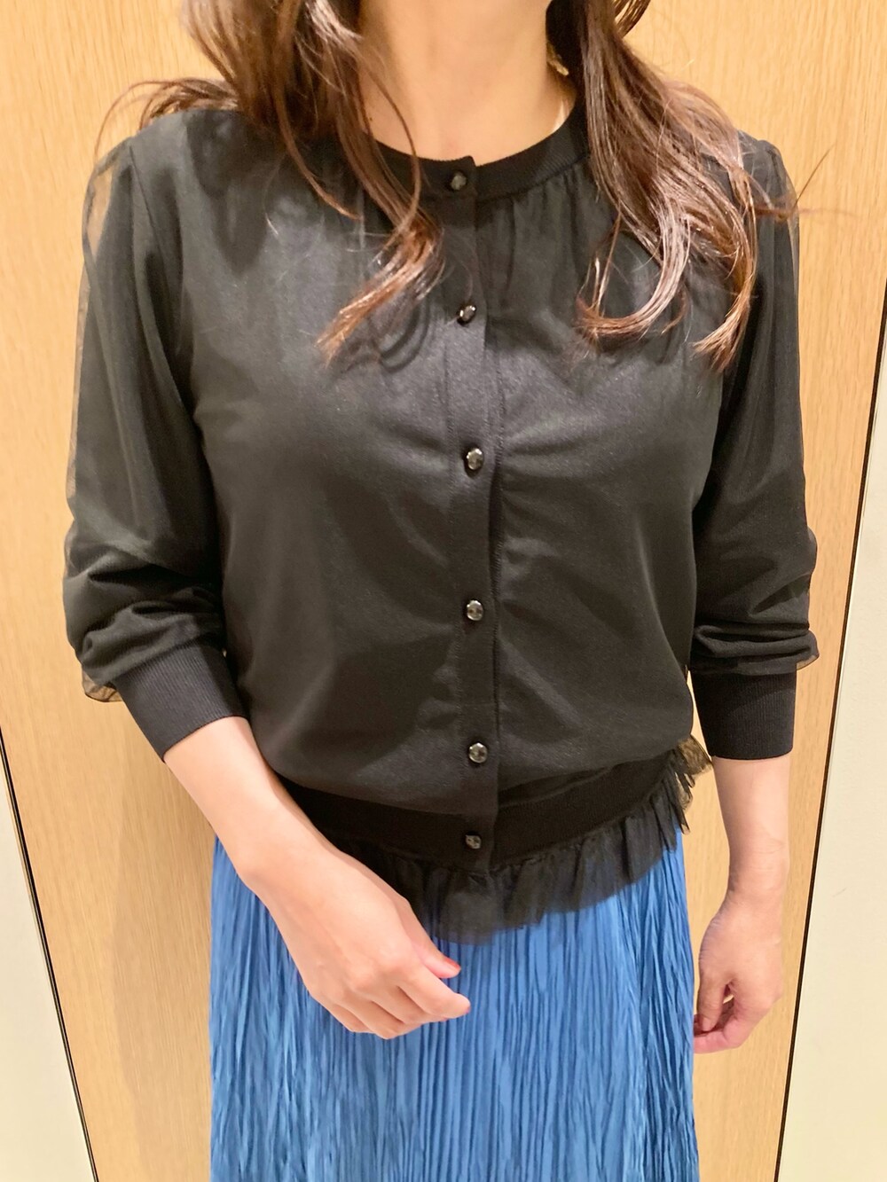 ブラック系のカーディガン/ボレロ、ブルー系のスカート、ホワイト系のイヤリングを着用したレディースの夏コーディネートの5枚目の写真