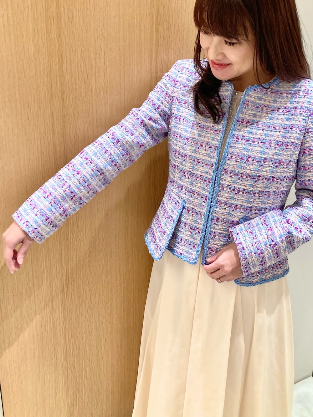 「アナイ(ANAYI)、ジャケット、スカート、ブラウス、ツィード、ホワイト、ブルー、フェミニン、オケージョン、低身長、結婚式、入学式、パーティースタイル、ツイード、バッグ」｜「ANAYIのパールフープイヤリング（イヤリング、ホワイト系）」を使った、Hasebe.tさん（レディース・154cm）の冬コーディネートの4枚目の写真