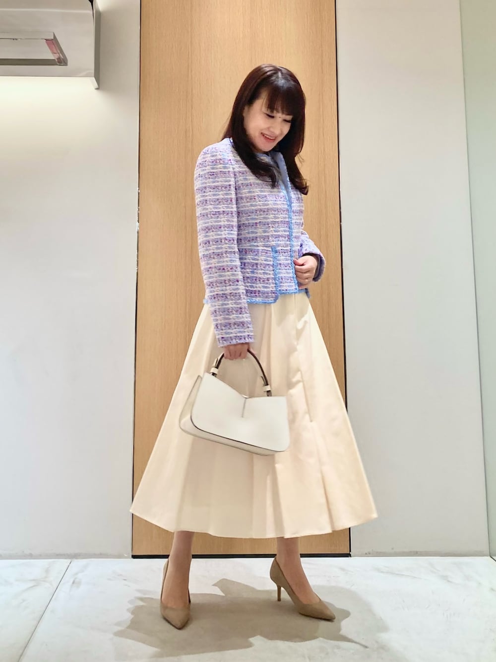 「アナイ(ANAYI)、ジャケット、スカート、ブラウス、ツィード、ホワイト、ブルー、フェミニン、オケージョン、低身長、結婚式、入学式、パーティースタイル、ツイード、バッグ」｜「ANAYIのパールフープイヤリング（イヤリング、ホワイト系）」を使った、Hasebe.tさん（レディース・154cm）の冬コーディネートの2枚目の写真
