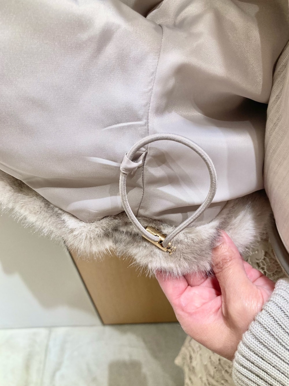 ベージュ系のブルゾン、ホワイト系のニット/セーター、ベージュ系のスカートを着用したレディースの秋コーディネートの6枚目の写真