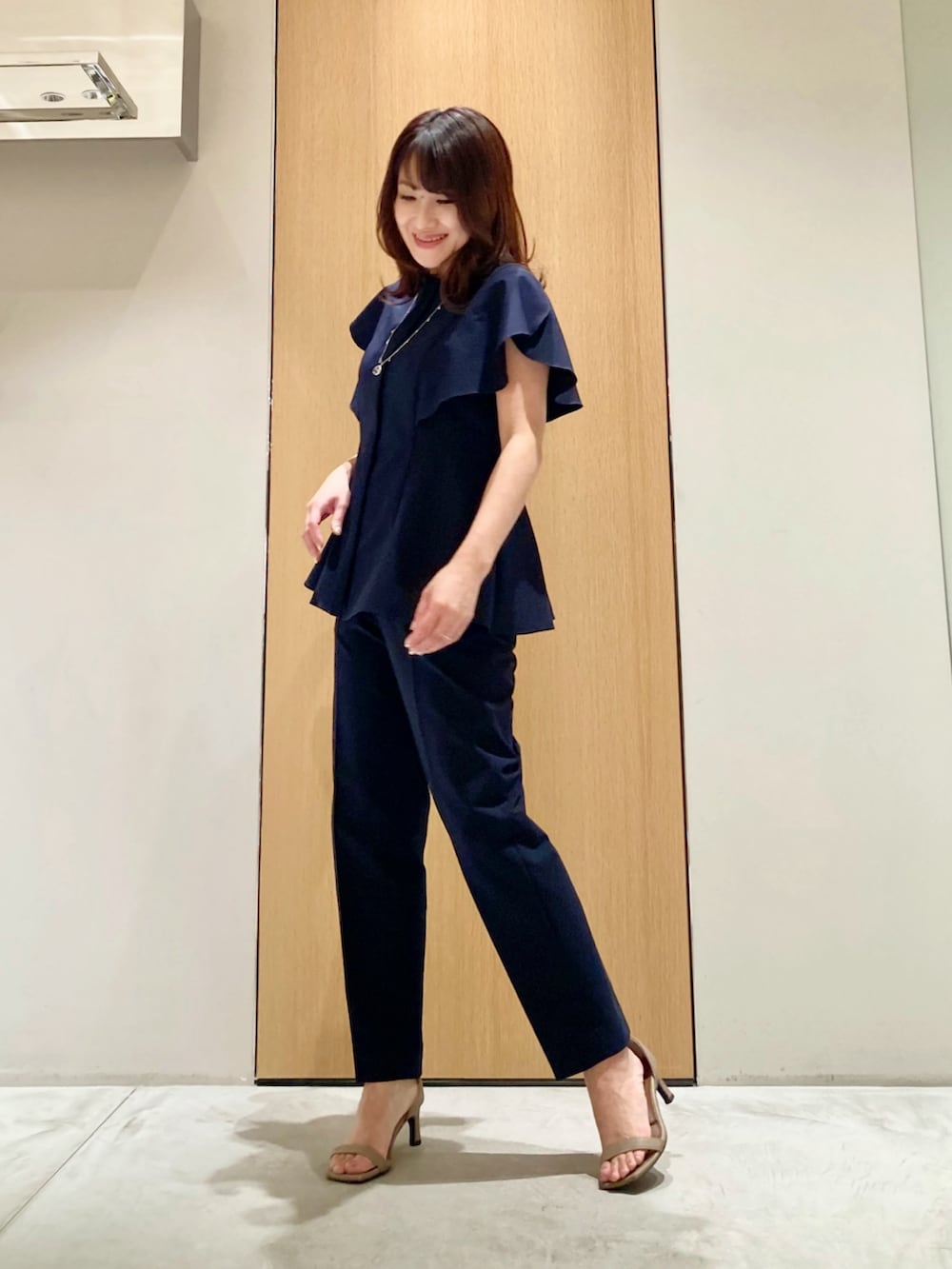 「アナイ(ANAYI)、大人カジュアル、休日スタイル、デートコーデ、お出かけコーデ、セットアップ、春夏コーデ、シンプルコーデ、春ファッション、カジュアルスタイル、オトナカワイイ、大人可愛い、大人女子、おでかけコーデ、ブラウス」｜「ANAYIのクリスタルドロップイヤリング（イヤリング、シルバー系）」を使った、Hasebe.tさん（レディース・154cm）の春コーディネートの2枚目の写真