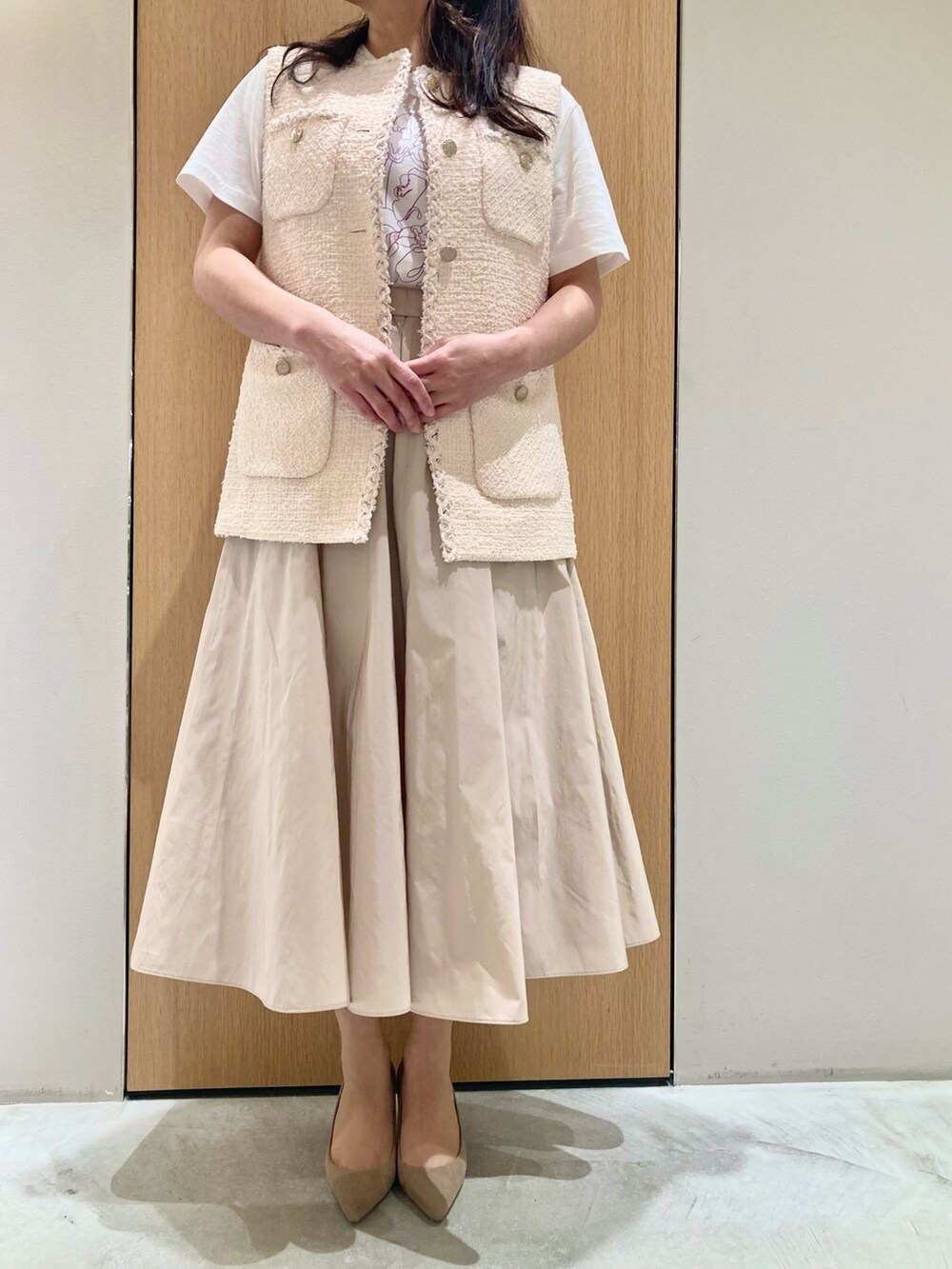 「アナイ(ANAYI)、ジレ、Tシャツ、スカート、レイヤードスタイル、大人カジュアル、春、大人かわいい、きれいめカジュアル、フェミニン、ピンク、ベージュ、低身長、ツイード、プリントT」｜「ANAYIのフラッフィーツイード4ポケットジレ（ベスト、ピンク系）」を使った、Hasebe.tさん（レディース・154cm）の冬コーディネートの5枚目の写真