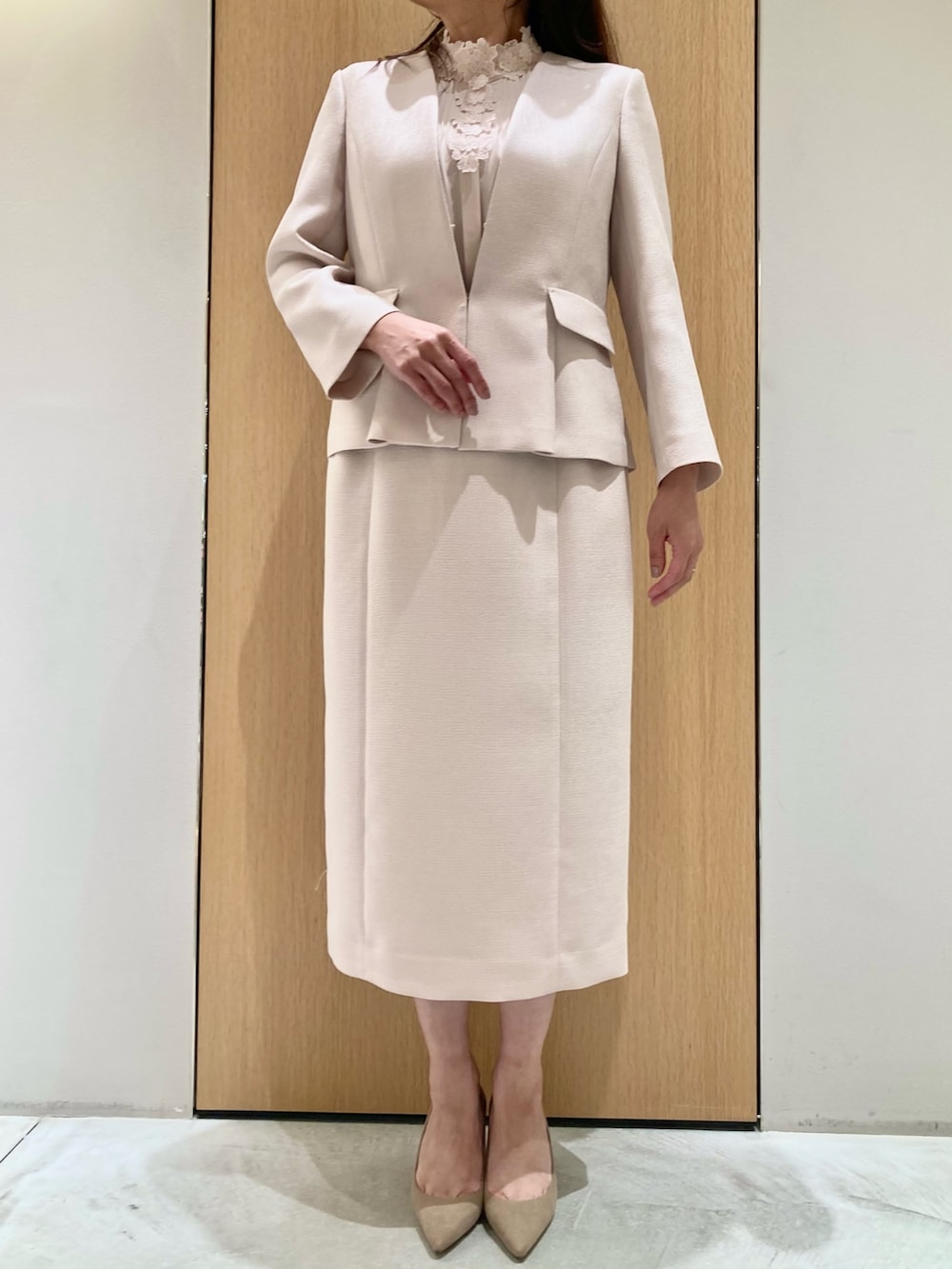 「アナイ(ANAYI)、ジャケット、スカート、ベージュ、ブラウス、ピンク、セットアップ、オケージョン、オトナ女子、オトナカワイイ、パール、低身長、刺繍、きちんとスタイル、淡色コーデ」｜「ANAYIの淡水バロックパールフープイヤリング（イヤリング、ホワイト系）」を使った、Hasebe.tさん（レディース・154cm）の夏コーディネートの4枚目の写真