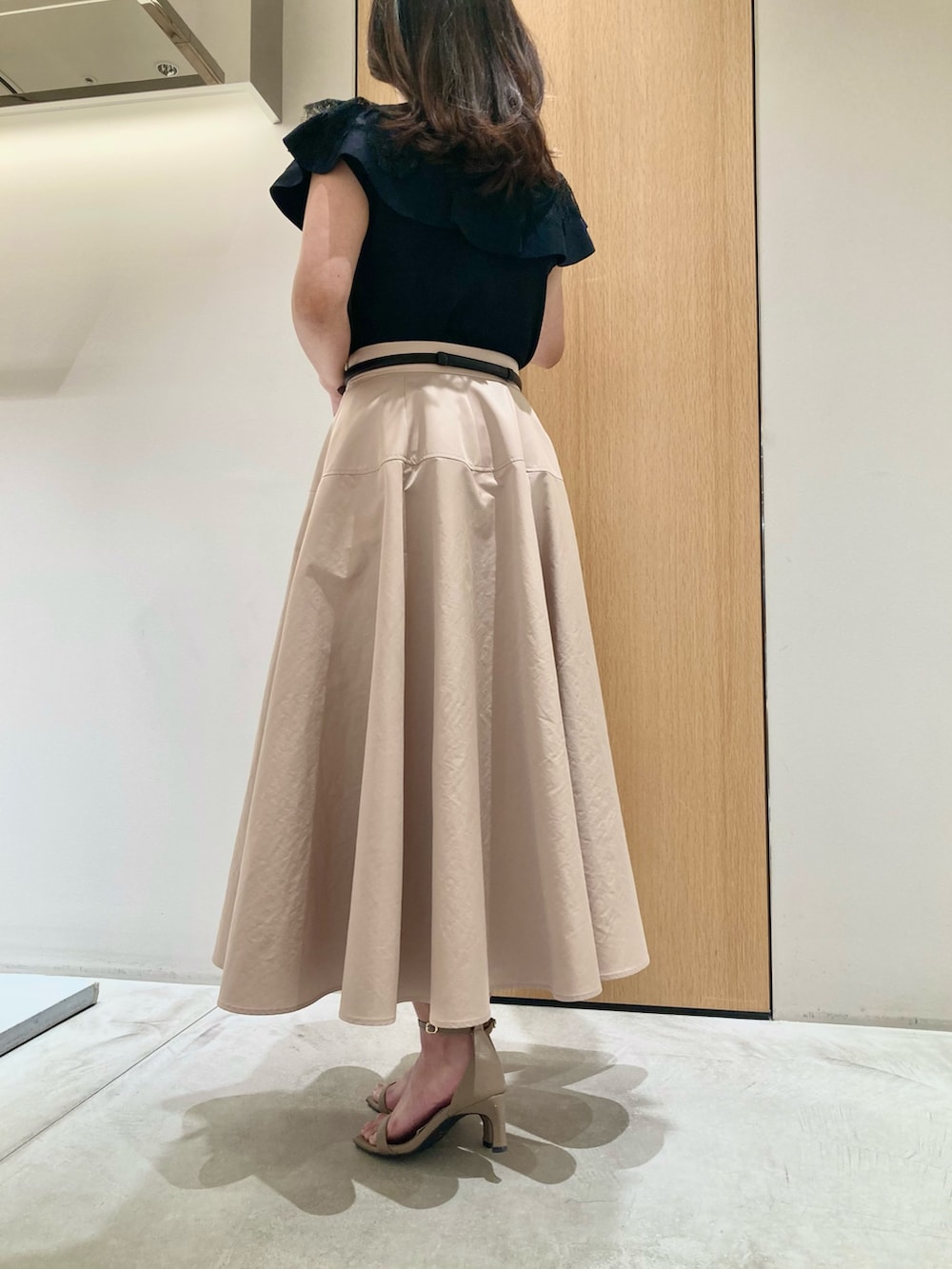 「アナイ(ANAYI)、大人カジュアル、デートコーデ、カーディガン、お出かけコーデ、春夏コーデ、春ファッション、カジュアルスタイル、オトナカワイイ、大人可愛い、大人女子、おでかけコーデ、スカート、レース、低身長」｜「ANAYIのケープスリーブ プルオーバー（ニット/セーター、ブラック系）」を使った、Hasebe.tさん（レディース・154cm）の春コーディネートの3枚目の写真