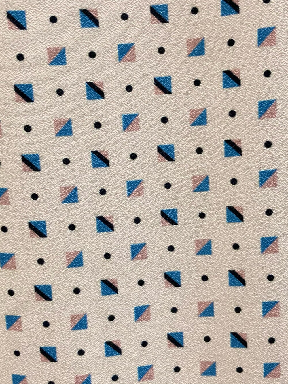 ベージュ系のワンピース、ホワイト系のハンドバッグを着用したレディースの秋コーディネートの8枚目の写真