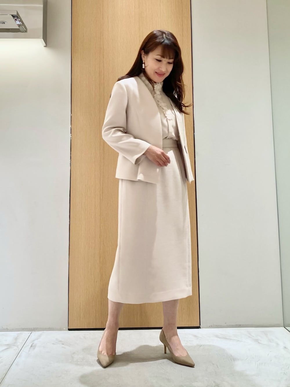 「アナイ(ANAYI)、ジャケット、スカート、ベージュ、ブラウス、ピンク、セットアップ、オケージョン、オトナ女子、オトナカワイイ、パール、低身長、刺繍、きちんとスタイル、淡色コーデ」｜「ANAYIの淡水バロックパールフープイヤリング（イヤリング、ホワイト系）」を使った、Hasebe.tさん（レディース・154cm）の夏コーディネートの2枚目の写真