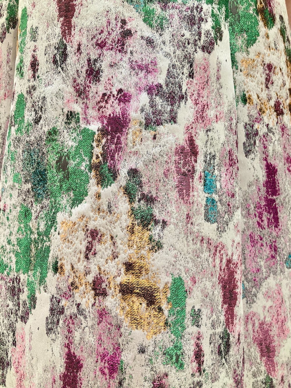 ベージュ系のカーディガン/ボレロ、ベージュ系のニット/セーター、パープル系のスカートを着用したレディースの秋コーディネートの9枚目の写真