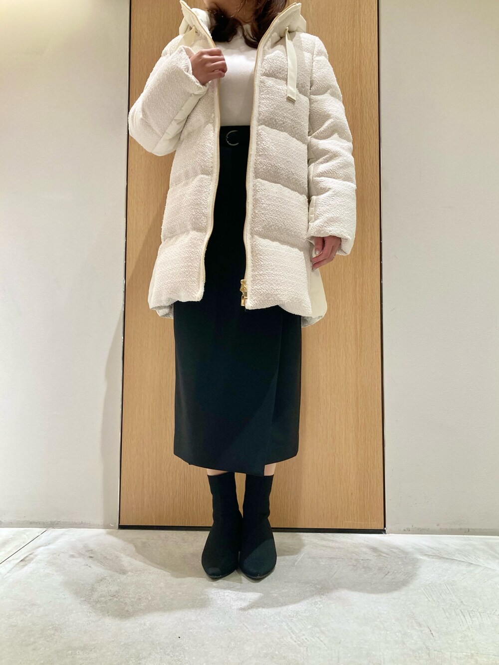「アナイ(ANAYI)、冬アウター、大人コーデ、オトナカジュアル、大人可愛い、モノトーン、あったかコーデ、ニット/セーター、きれいめコーディネート、低身長コーデ、スカート、ダウンジャケット、オトナ女子、オトナカワイイ、おとなコーデ」｜「ANAYIのスプリングメリノハイネックプルオーバー（ニット/セーター、ホワイト系）」を使った、Hasebe.tさん（レディース・154cm）の冬コーディネートの3枚目の写真