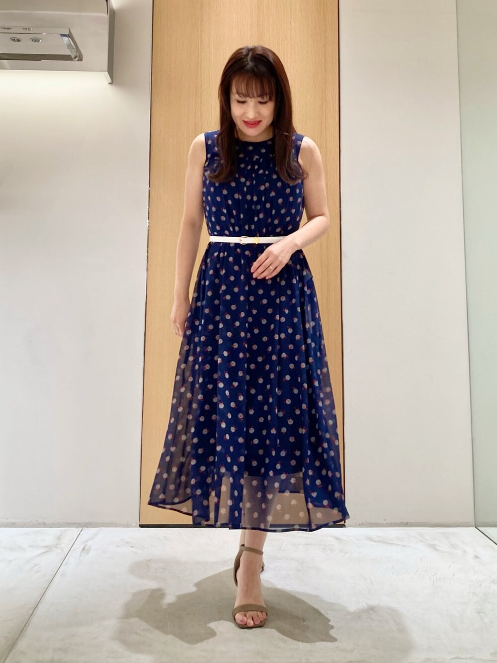 「アナイ(ANAYI)、お出かけコーデ、きれいめカジュアル、春夏コーデ、春服、大人女子、低身長コーデ、マリンコーデ、ジャケット、ワンピース、ネイビー、大人可愛い、大人カジュアル、フェミニン、バッグ」｜「ANAYIのリーフモチーフイヤリング（イヤリング、ゴールド系）」を使った、Hasebe.tさん（レディース・154cm）の春コーディネートの7枚目の写真