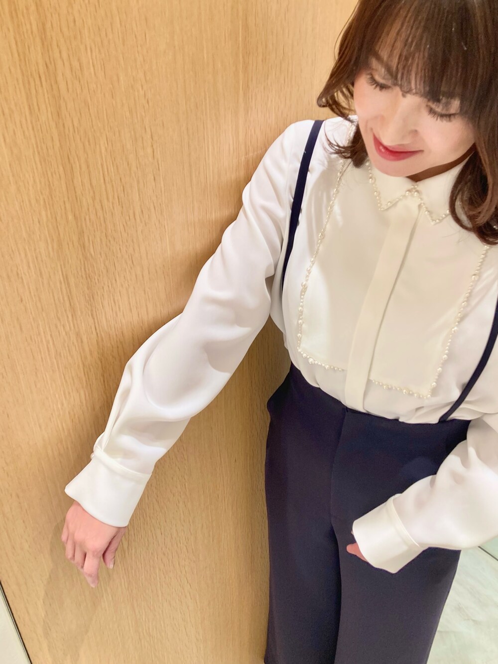 「アナイ(ANAYI)、シャツスタイル、春、おでかけコーデ、キレイめカジュアル、レイヤードスタイル、オトナカジュアル、パンツスタイル、ホワイト、ネイビー、オトナ女子、オトナカワイイ、低身長、お出かけコーデ、きちんとスタイル」｜「ANAYIのレクタングルガラス３連イヤリング（イヤリング、ホワイト系）」を使った、Hasebe.tさん（レディース・154cm）の春コーディネートの6枚目の写真