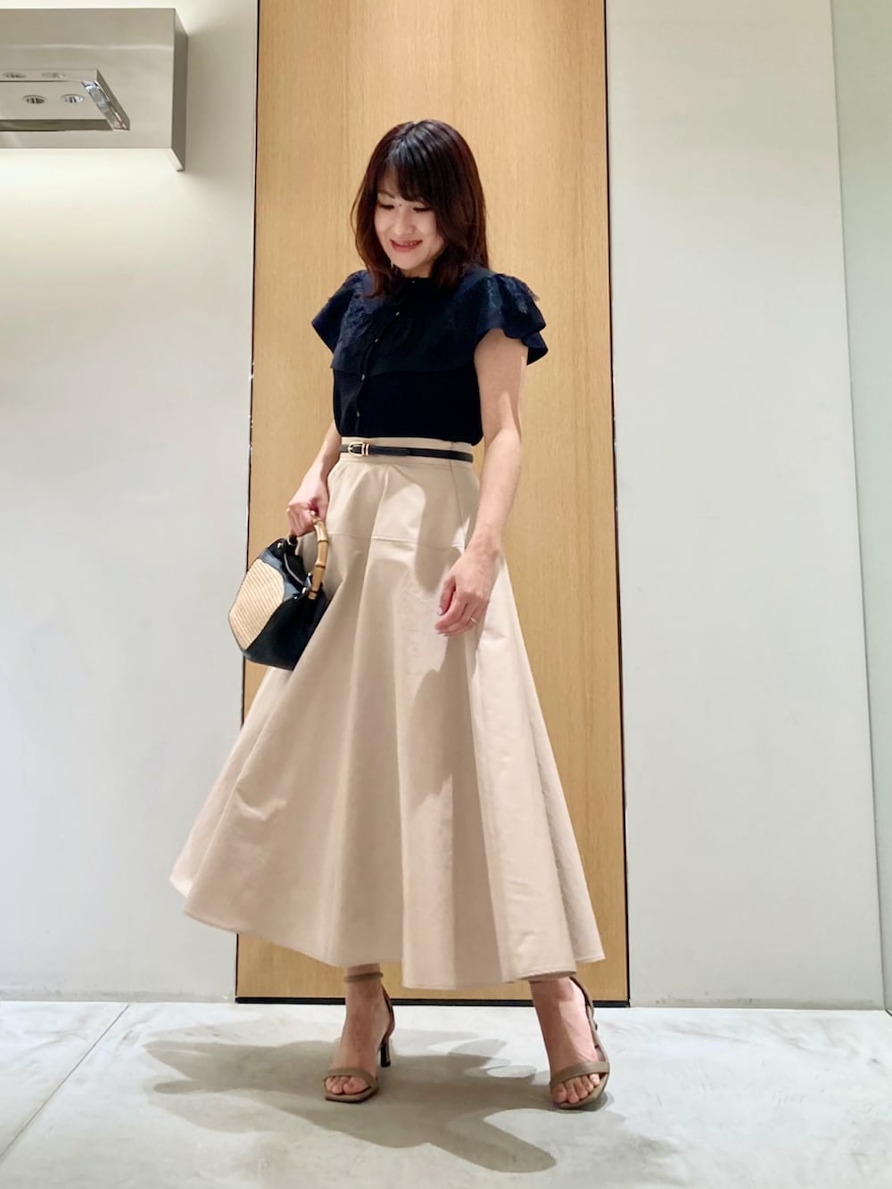「アナイ(ANAYI)、大人カジュアル、デートコーデ、カーディガン、お出かけコーデ、春夏コーデ、春ファッション、カジュアルスタイル、オトナカワイイ、大人可愛い、大人女子、おでかけコーデ、スカート、レース、低身長」｜「ANAYIのケープスリーブ プルオーバー（ニット/セーター、ブラック系）」を使った、Hasebe.tさん（レディース・154cm）の春コーディネートの2枚目の写真