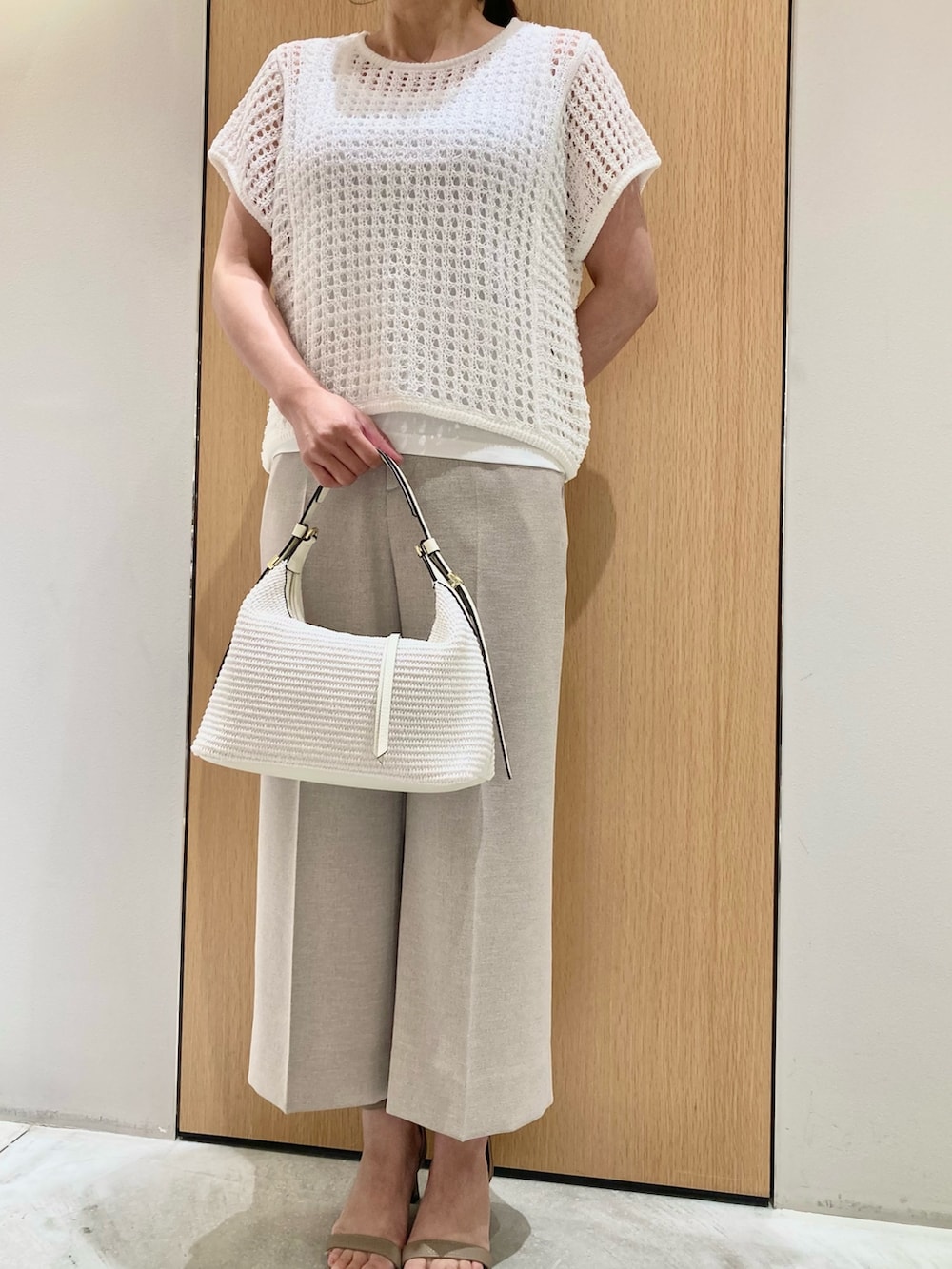 ホワイト系のニット/セーター、ホワイト系のタンクトップ、ベージュ系のその他パンツを着用したレディースの夏コーディネートの5枚目の写真