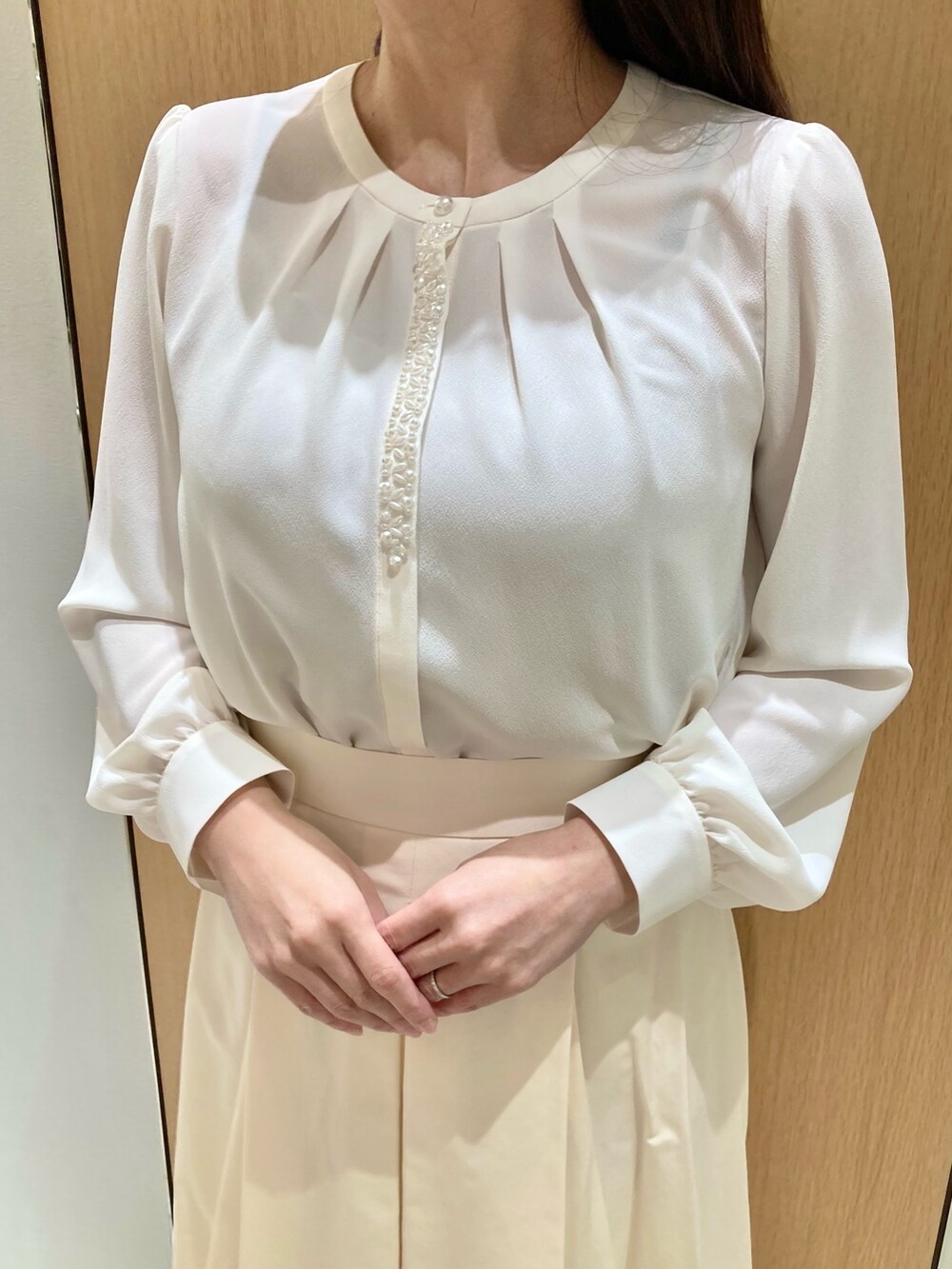 「アナイ(ANAYI)、ジャケット、スカート、ブラウス、ツィード、ホワイト、ブルー、フェミニン、オケージョン、低身長、結婚式、入学式、パーティースタイル、ツイード、バッグ」｜「ANAYIのパールフープイヤリング（イヤリング、ホワイト系）」を使った、Hasebe.tさん（レディース・154cm）の冬コーディネートの8枚目の写真