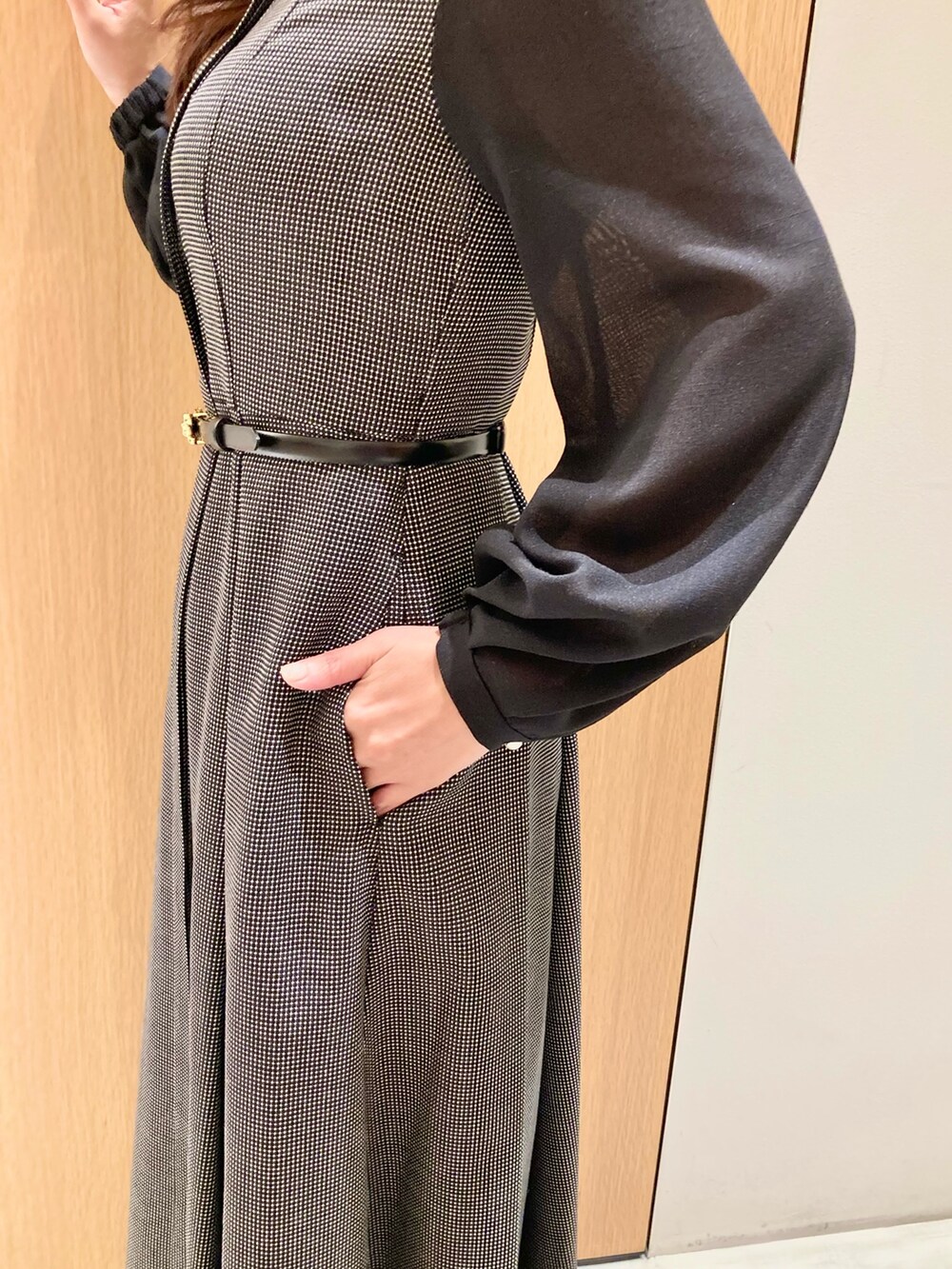 「アナイ(ANAYI)、モノトーン、ワンピース、デートコーデ、お出かけコーデ、秋冬コーデ、大人かわいい、ワンピーススタイル、低身長女子、シアー、大人カジュアル、オトナカワイイ、ベルト、バッグ、ブラック」｜「ANAYIのシアーコンビフレア ワンピース（シャツワンピース、ブラック系）」を使った、Hasebe.tさん（レディース・154cm）の秋コーディネートの7枚目の写真