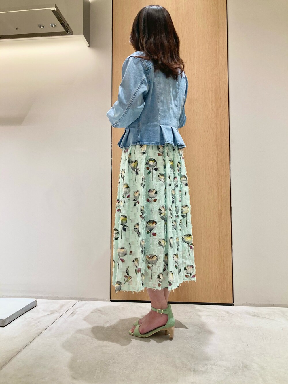 「アナイ(ANAYI)、ジャケット、春コーデ、オトナカジュアル、大人かわいい、大人ファッション、春服コーデ、おでかけコーデ、低身長女子、春色、きれいめコーディネート、ワンピーススタイル、ワンピース、デニム」｜「ANAYIのストレッチデニムノーカラー ジャケット（ノーカラージャケット、ブルー系）」を使った、Hasebe.tさん（レディース・154cm）の春コーディネートの5枚目の写真