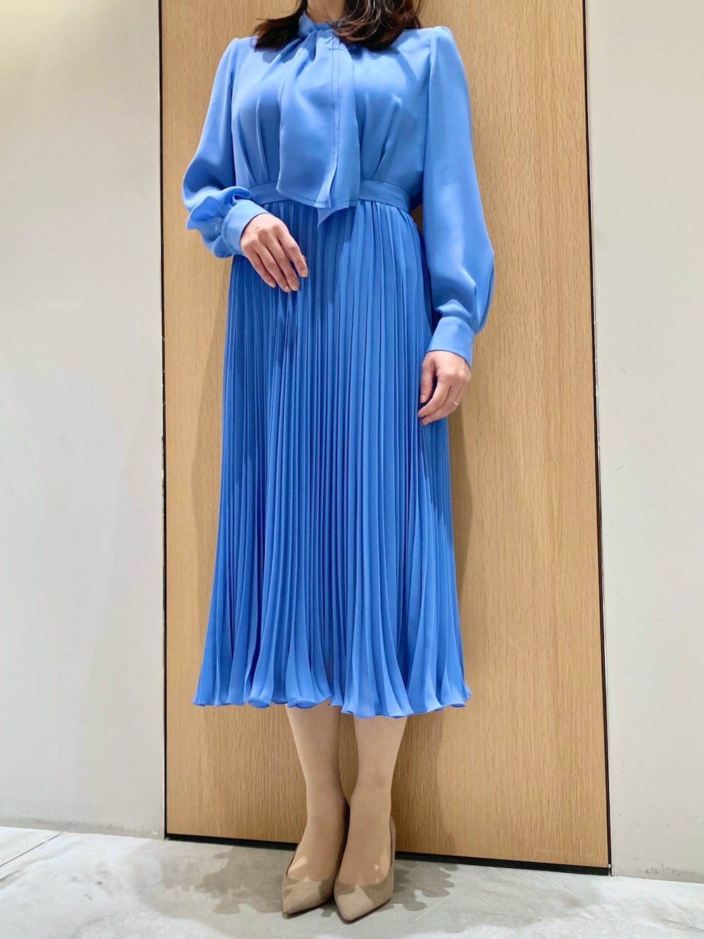 「アナイ(ANAYI)、お出かけコーデ、ワンピース、クリスマスに着たい服、オトナ女子、ブルー、オケージョン、パーティースタイル、大人コーデ、大人かわいい、フェミニン、プリーツ、低身長、食事会」｜「ANAYIの【Eternal Line 2025】シアードビープリーツ ワンピース（ワンピース、ブルー系）」を使った、Hasebe.tさん（レディース・154cm）の冬コーディネートの5枚目の写真