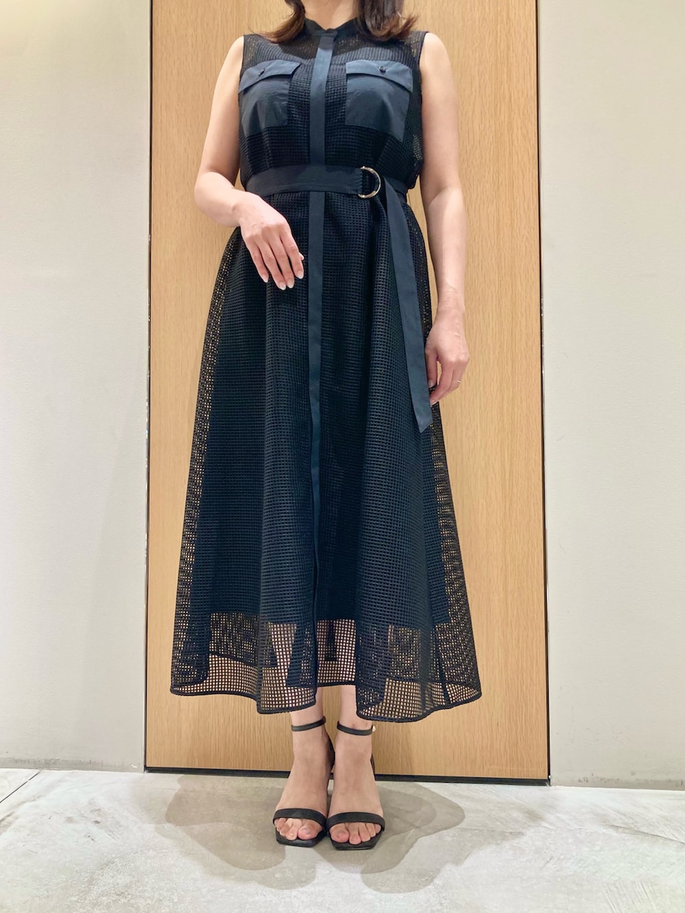 「アナイ(ANAYI)、ノースリーブ、お出かけコーデ、ワンピース、シンプルコーデ、きれいめカジュアル、夏コーデ、オトナカジュアル、オトナカワイイ、ブラック、メッシュ、低身長、オトナ女子、デートコーデ」｜「ANAYIのメッシュポケットコンビ ワンピース（ワンピース、ブラック系）」を使った、Hasebe.tさん（レディース・154cm）の夏コーディネートの4枚目の写真