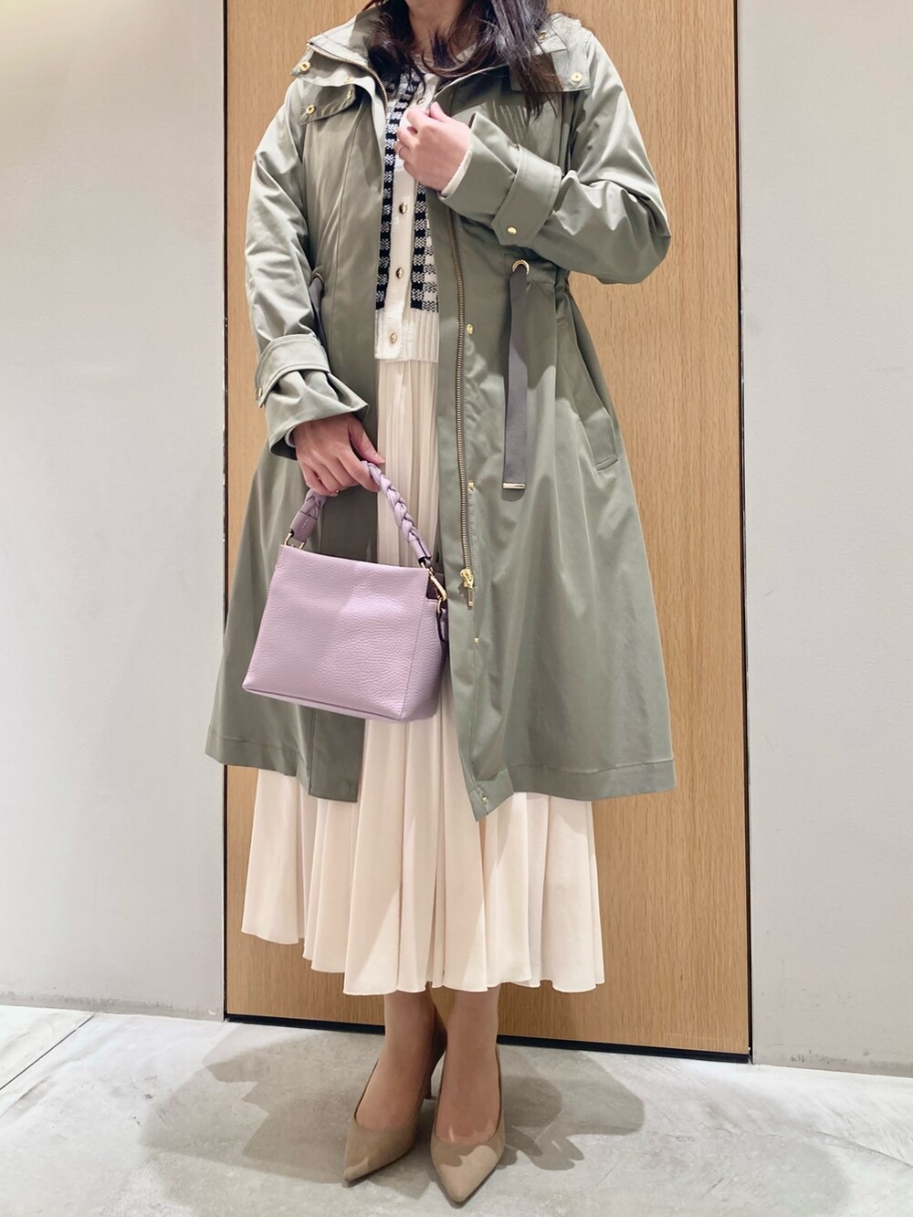 「アナイ(ANAYI)、ニット、春服、ギンガムチェック、コート、モッズコート、カーキ、ホワイト、カーディガン、スカート、大人カジュアル、フェミニン、大人可愛い、おでかけコーデ、休日スタイル」｜「ANAYIのギンガムブークレ カーディガン（カーディガン/ボレロ、ホワイト系）」を使った、Hasebe.tさん（レディース・154cm）の春コーディネートの4枚目の写真