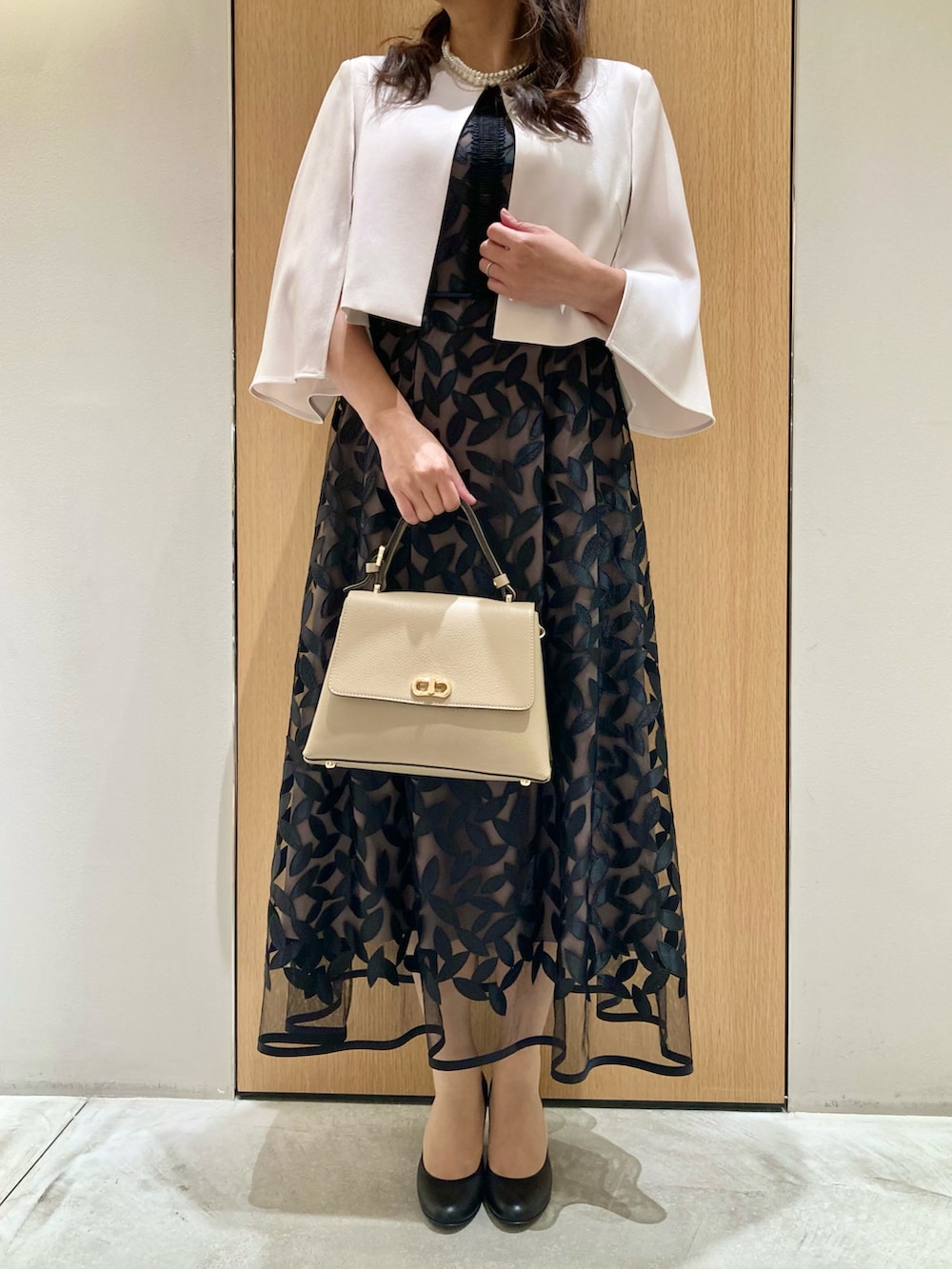 「アナイ(ANAYI)、ワンピース、ボレロ、ジャケット、レース、オケージョン、ドレス、キレイめ、結婚式、パールネックレス、大人女子、フェミニン、パーティースタイル、低身長、大人コーデ」｜「ANAYIのランダムパール3連ネックレス（ネックレス、ホワイト系）」を使った、Hasebe.tさん（レディース・154cm）の秋コーディネートの3枚目の写真