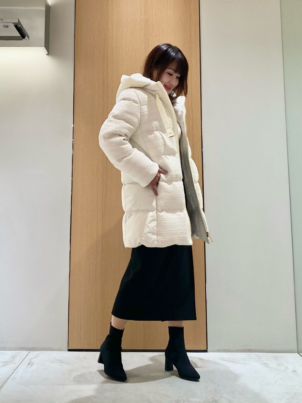 「アナイ(ANAYI)、冬アウター、大人コーデ、オトナカジュアル、大人可愛い、モノトーン、あったかコーデ、ニット/セーター、きれいめコーディネート、低身長コーデ、スカート、ダウンジャケット、オトナ女子、オトナカワイイ、おとなコーデ」｜「ANAYIのスプリングメリノハイネックプルオーバー（ニット/セーター、ホワイト系）」を使った、Hasebe.tさん（レディース・154cm）の冬コーディネートの2枚目の写真