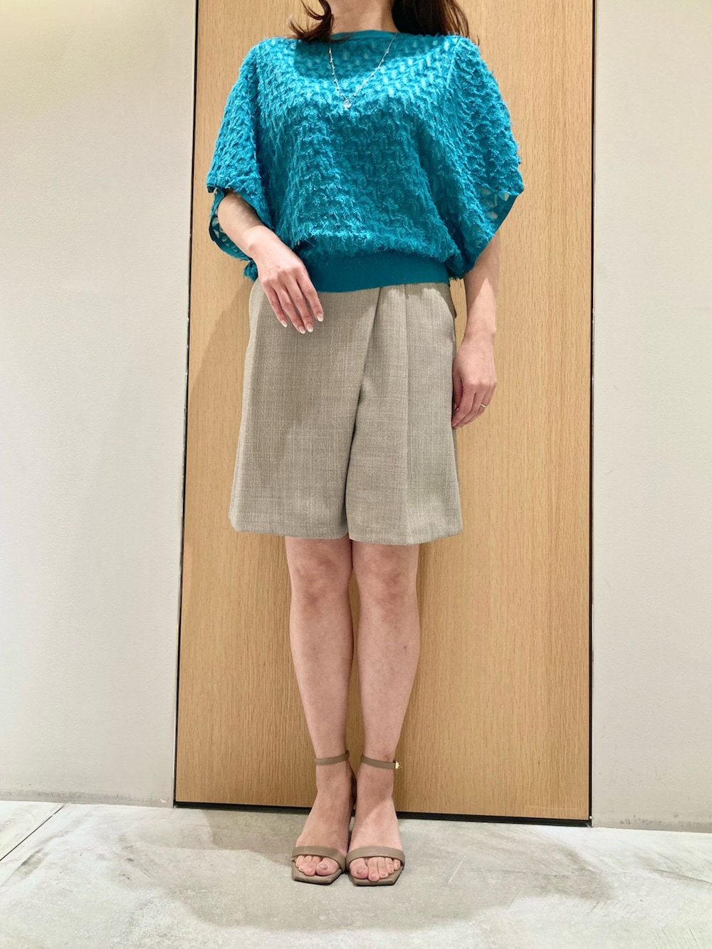 「アナイ(ANAYI)、きれいめカジュアル、シアートップス、お出かけコーデ、低身長コーデ、夏コーデ、カジュアルスタイル、キレイめカジュアル、低身長女子、大人かわいい、キレイめ、キュロット、ショートパンツ、グリーン、カーキ」｜「ANAYIのパピヨンシャギージャガードプルオーバー（ニット/セーター、グリーン系）」を使った、Hasebe.tさん（レディース・154cm）の春コーディネートの4枚目の写真