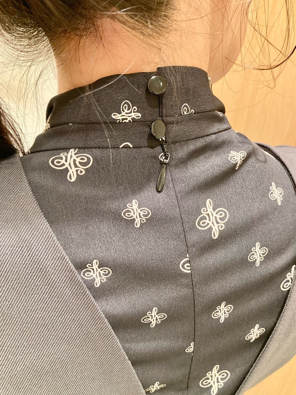 ブラック系のシャツ/ブラウス、グレー系のサロペット/オーバーオール、グレー系のハンドバッグを着用したレディースの秋コーディネートの4枚目の写真