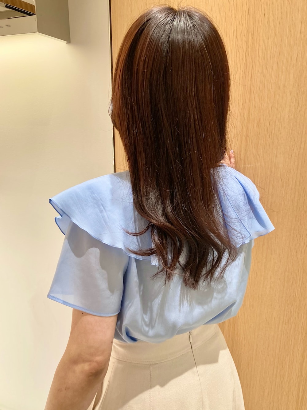 ブルー系のシャツ/ブラウス、ベージュ系のスカート、ホワイト系のイヤリングを着用したレディースの夏コーディネートの7枚目の写真