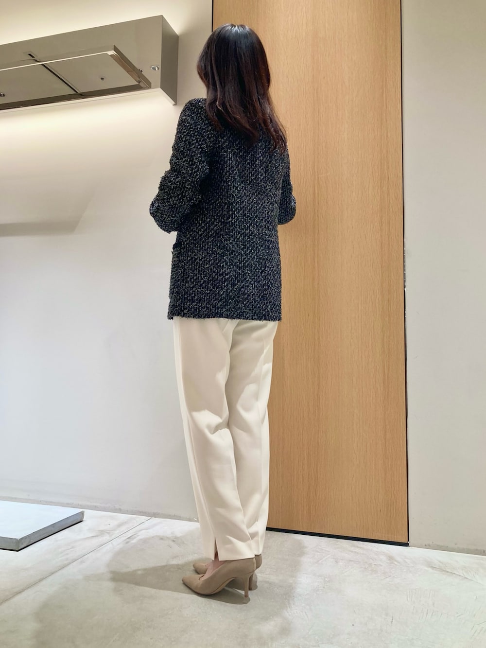 ブラック系のノーカラージャケット、ホワイト系のその他パンツ、ホワイト系のニット/セーターを着用したレディースの秋コーディネートの3枚目の写真