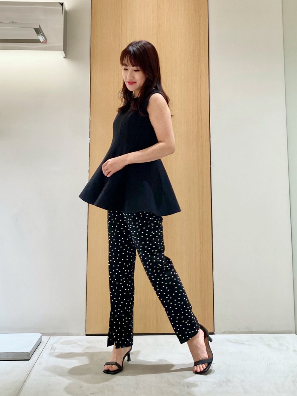 ブラック系のシャツ/ブラウス、ブラック系のその他パンツ、ホワイト系のイヤリングを着用したレディースの夏コーディネートの3枚目の写真