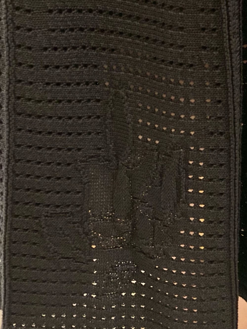 ブラック系のカーディガン/ボレロ、ブラック系のワンピース、レッド系のハンドバッグを着用したレディースの秋コーディネートの6枚目の写真